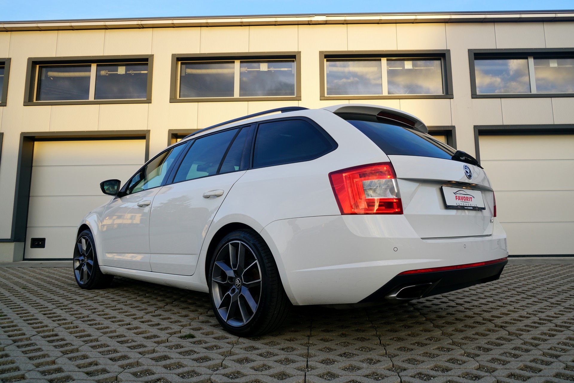 SKODA Octavia Combi 2.0 TSI RS (CH)-image-8