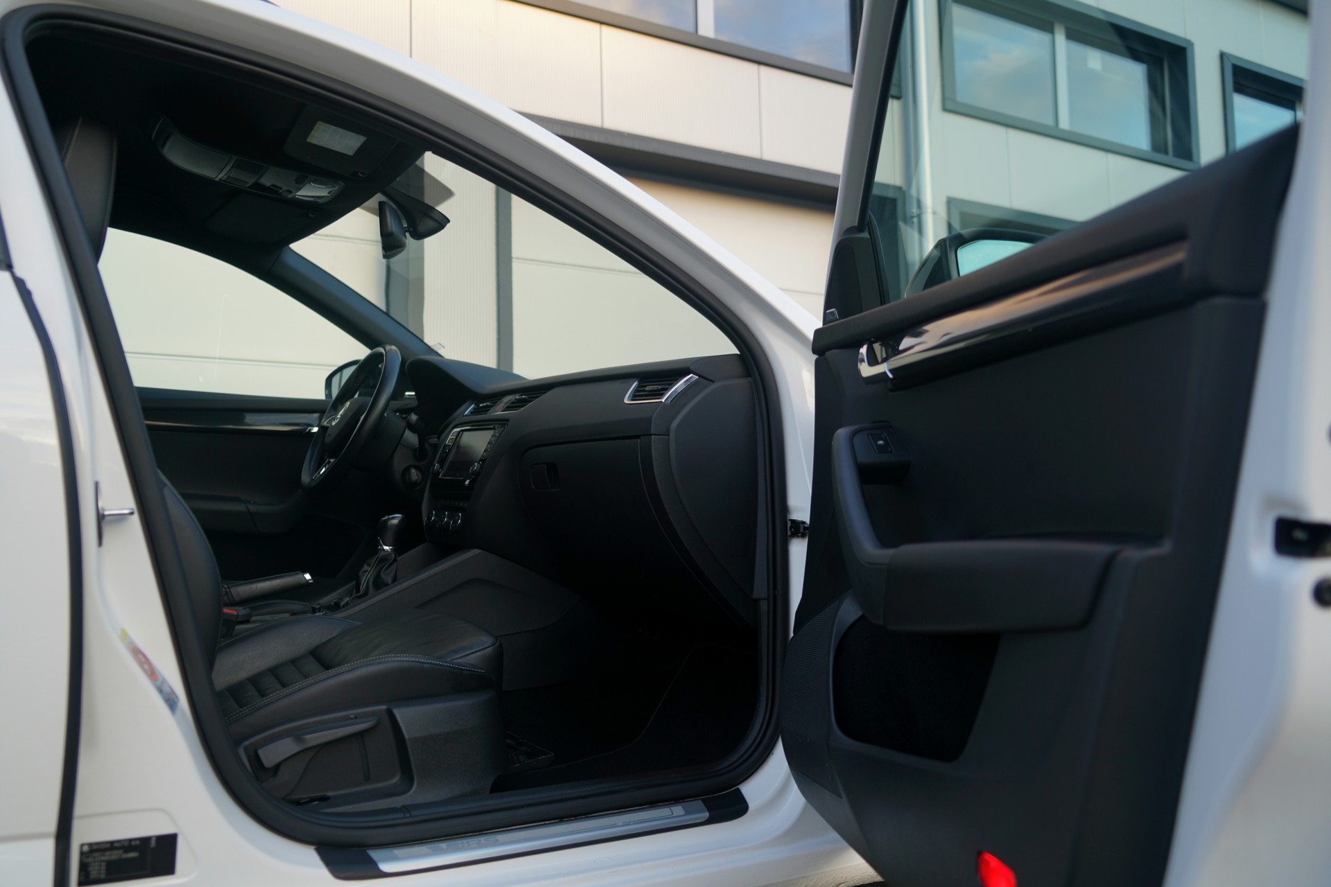 SKODA Octavia Combi 2.0 TSI RS (CH)-image-12