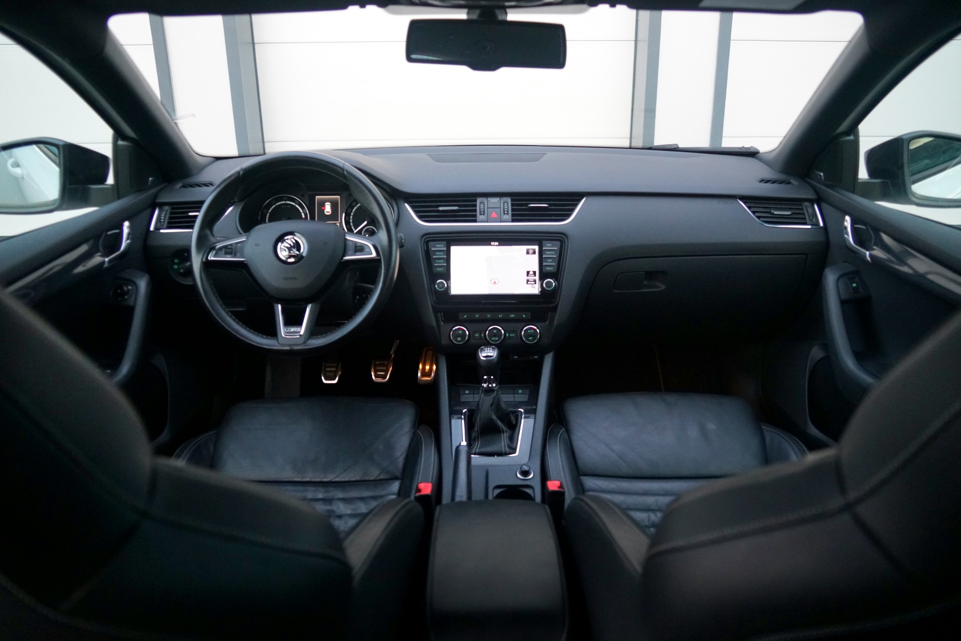 SKODA Octavia Combi 2.0 TSI RS (CH)-image-6