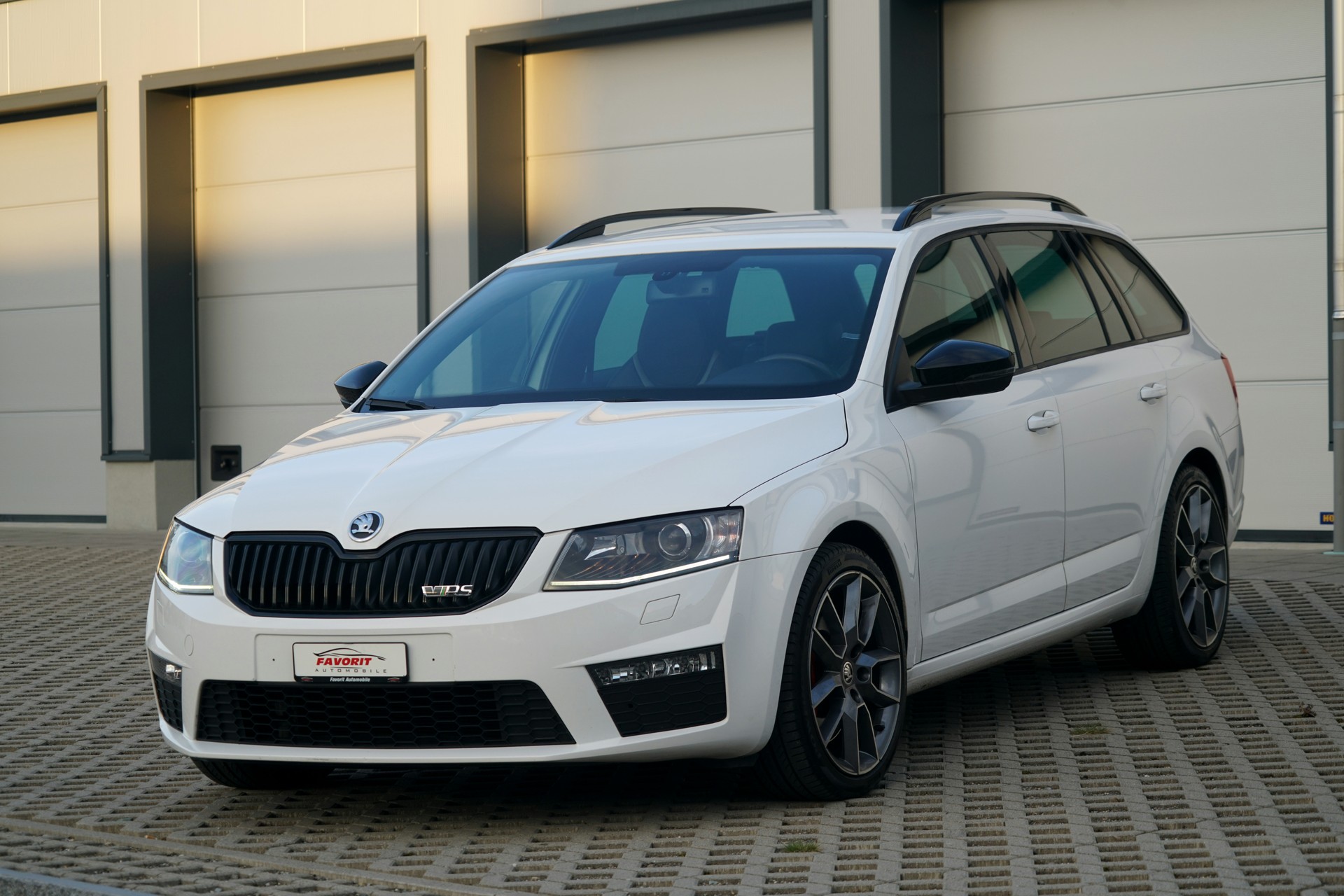 SKODA Octavia Combi 2.0 TSI RS (CH)-image-1