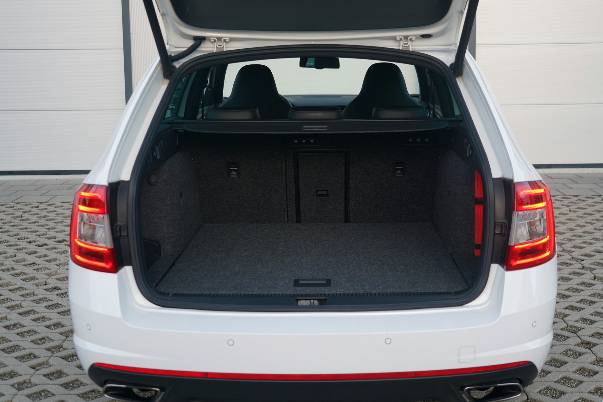 SKODA Octavia Combi 2.0 TSI RS (CH)-image-9