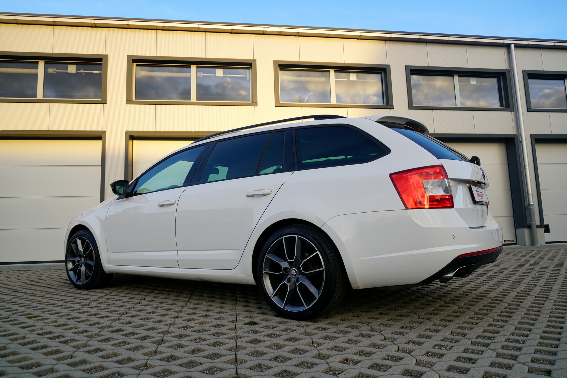 SKODA Octavia Combi 2.0 TSI RS (CH)-image-3