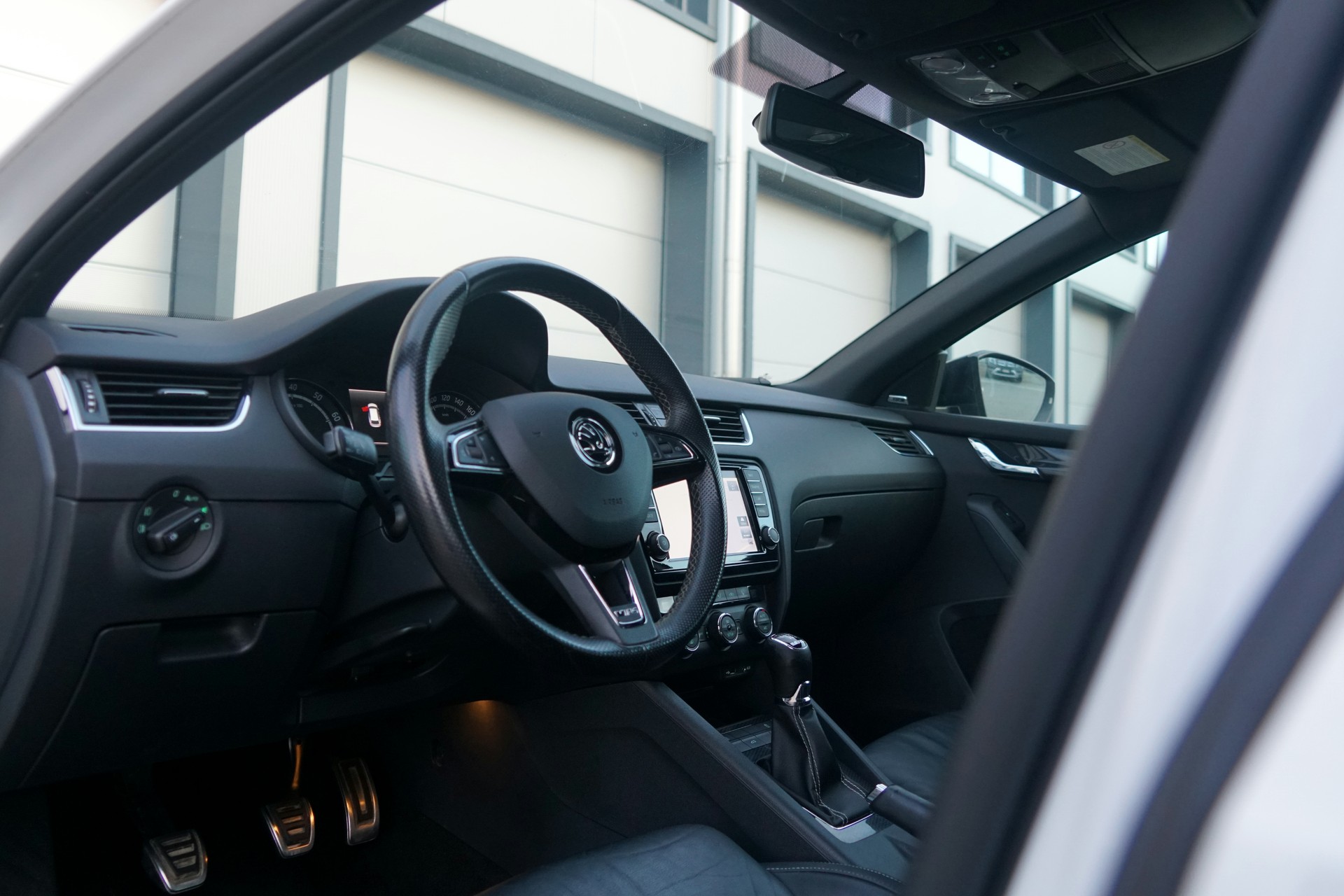 SKODA Octavia Combi 2.0 TSI RS (CH)-image-4