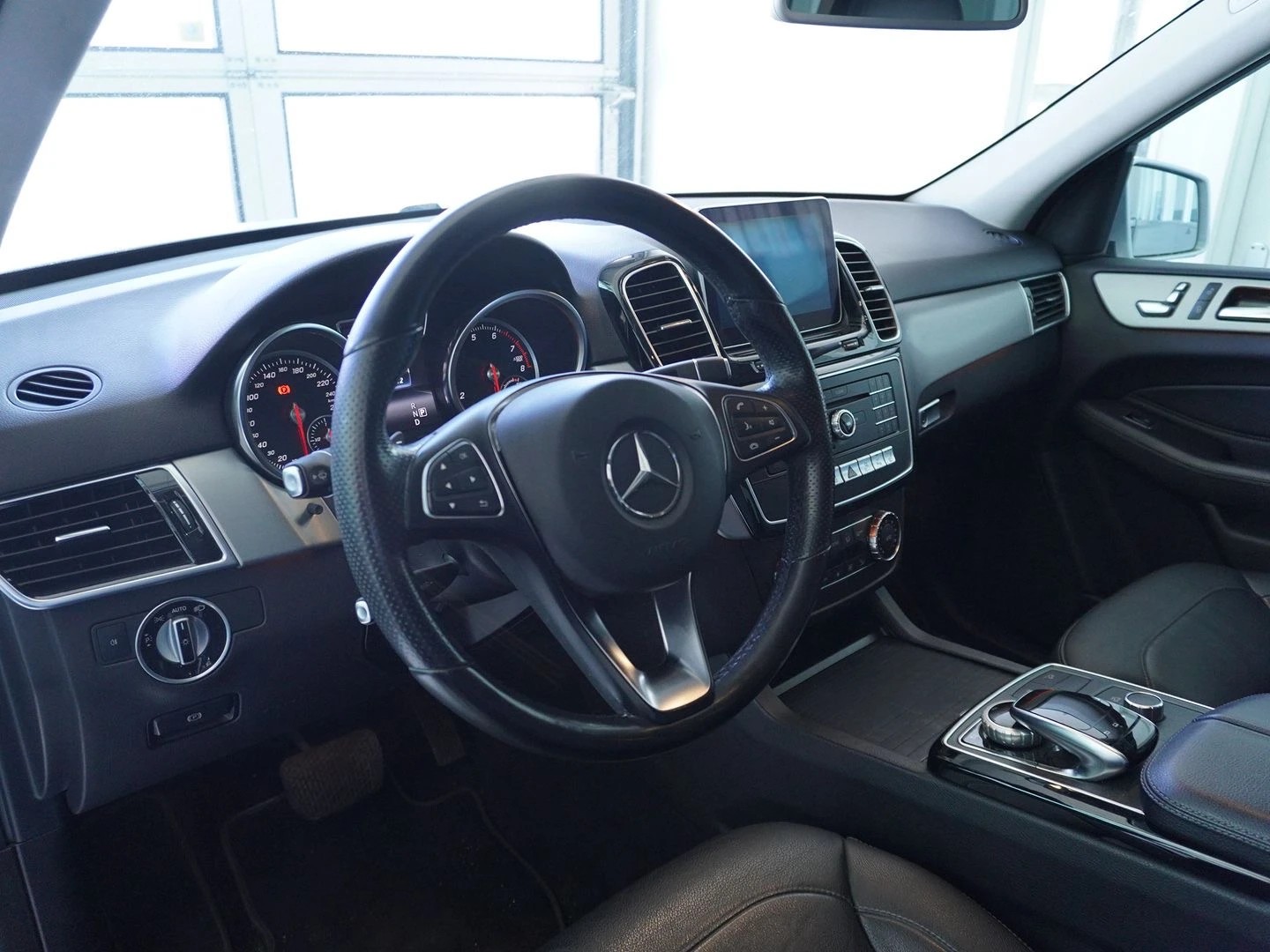MERCEDES-BENZ GLE 500 e 4Matic 7G-Tronic-showroom-element-2