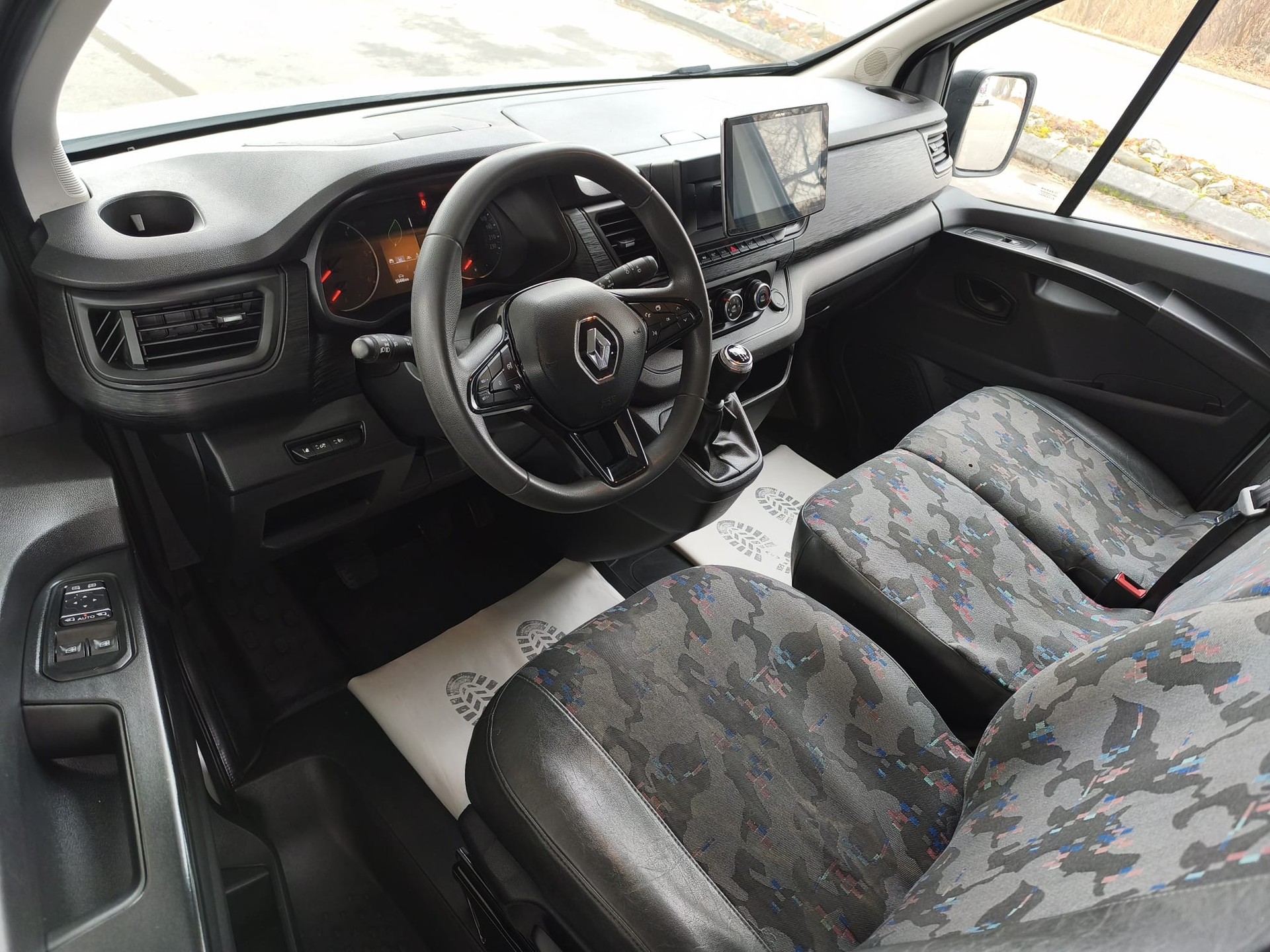 RENAULT Trafic 2.0 Blue dCi 150 Business L1H2 EN-image-9