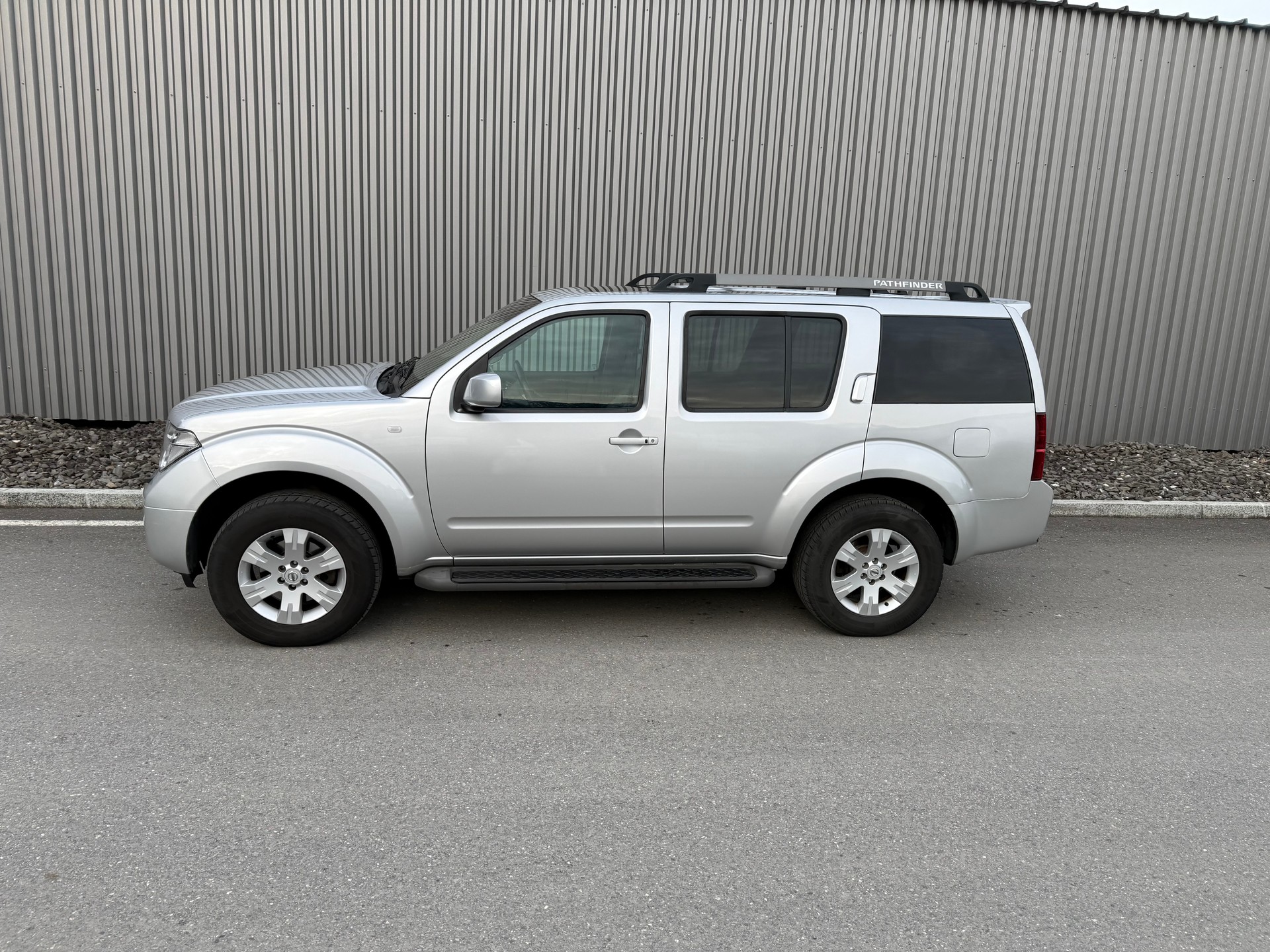 NISSAN Pathfinder 2.5 7 PLACES — ATTELAGE 3000 KG-image-1