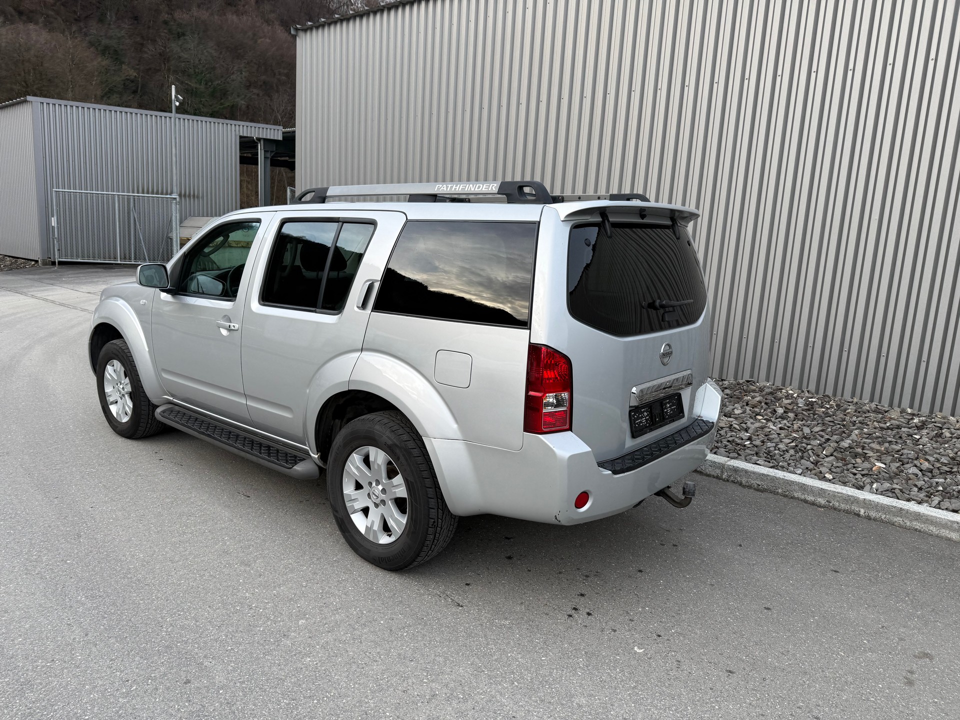 NISSAN Pathfinder 2.5 7 PLACES — ATTELAGE 3000 KG-image-2