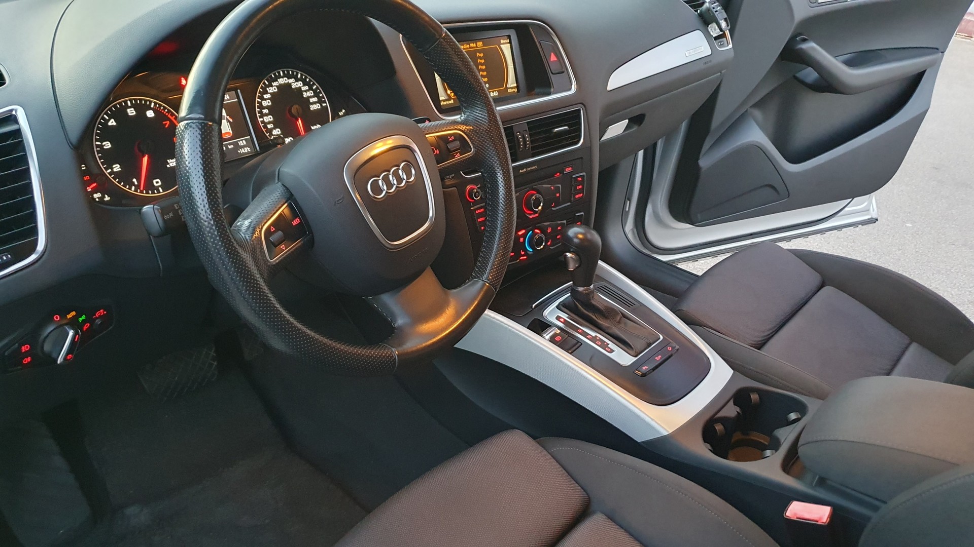 AUDI Q5 2.0 TFSI quattro S-tronic-image-11