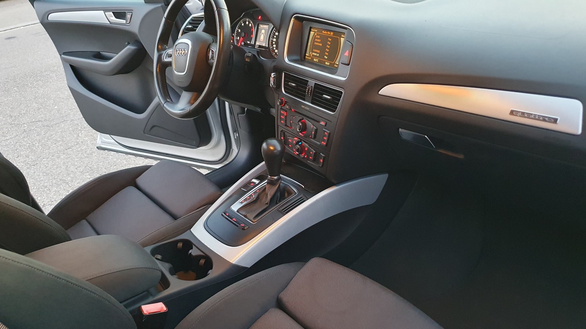 AUDI Q5 2.0 TFSI quattro S-tronic-image-12