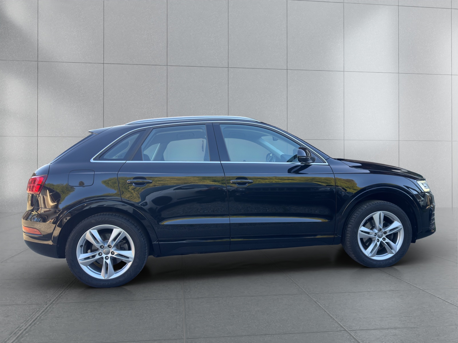 AUDI Q3 2.0 TFSI quattro S-tronic-image-5