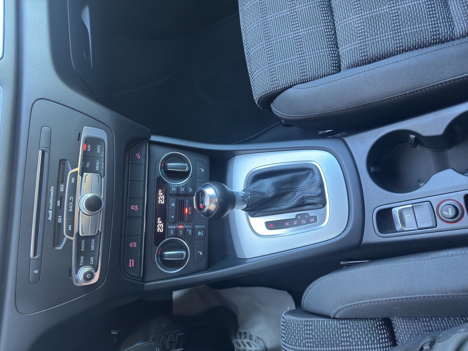 AUDI Q3 2.0 TFSI quattro S-tronic-image-14