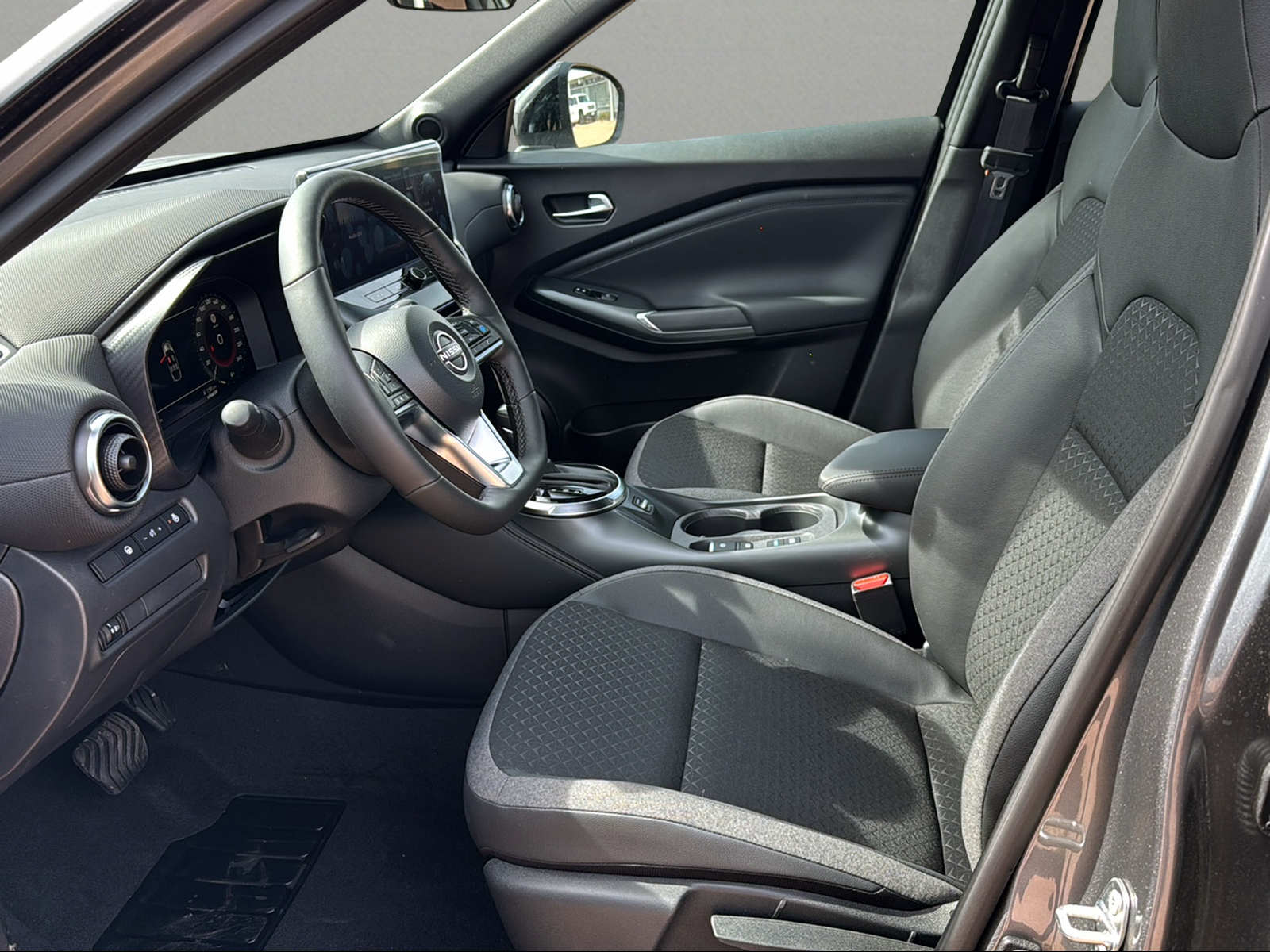 NISSAN Juke 1.6 FHEV N-Connecta-showroom-element-3