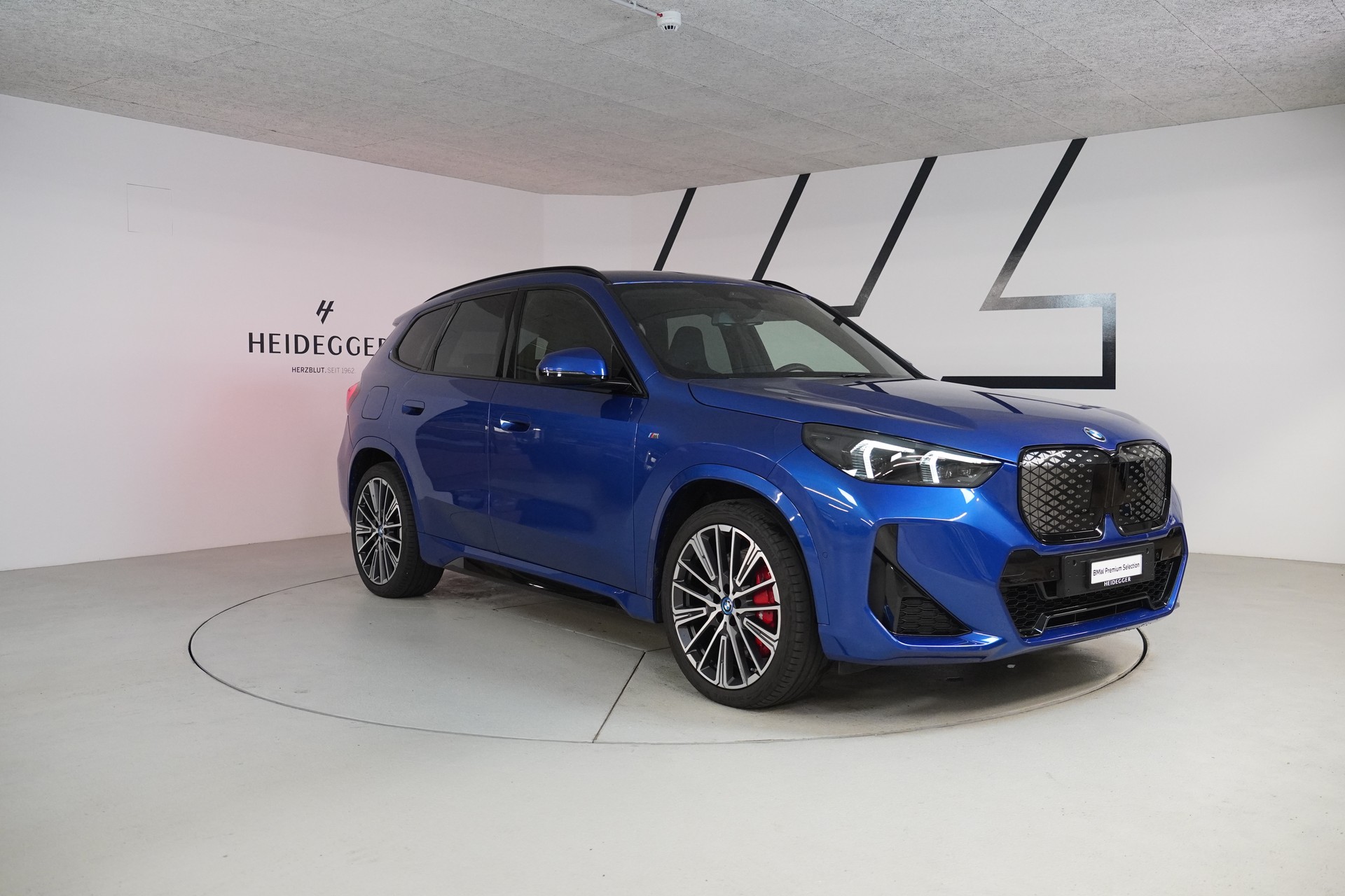 BMW iX1 xDrive 30 M Sport Pro-showroom-element-3