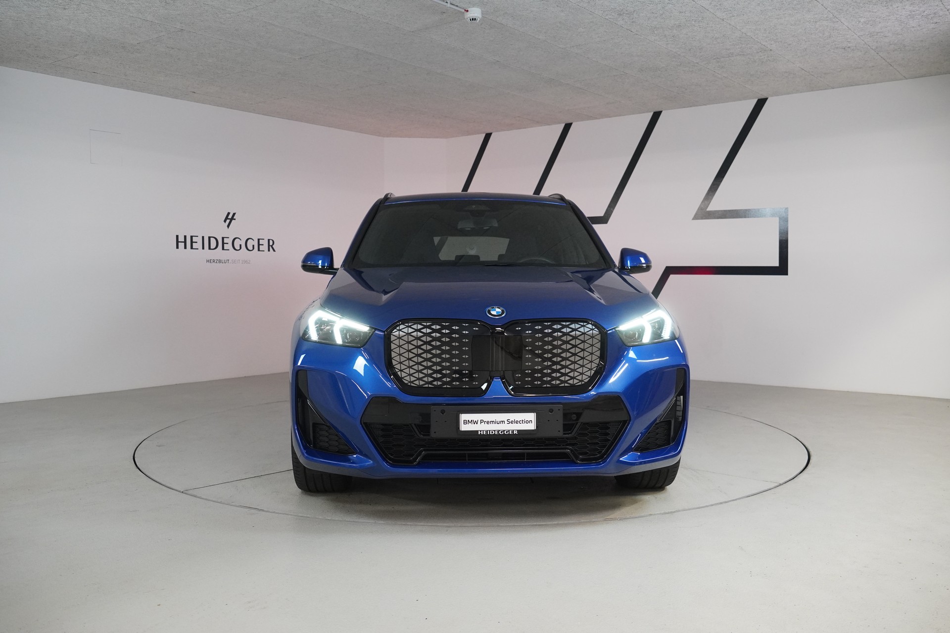 BMW iX1 xDrive 30 M Sport Pro-showroom-element-2