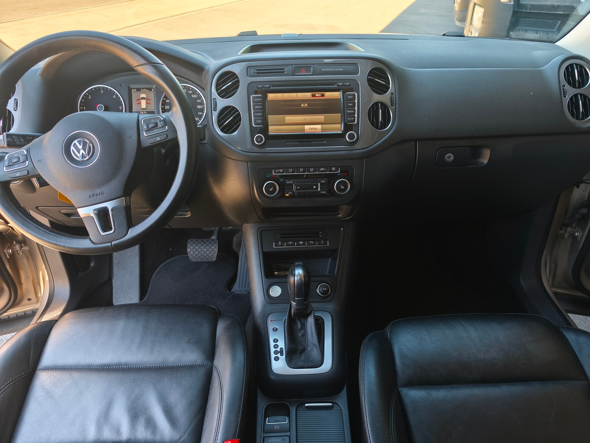 VW Tiguan 2.0 TDI BlueMotion Sport&Style 4Motion DSG-image-8