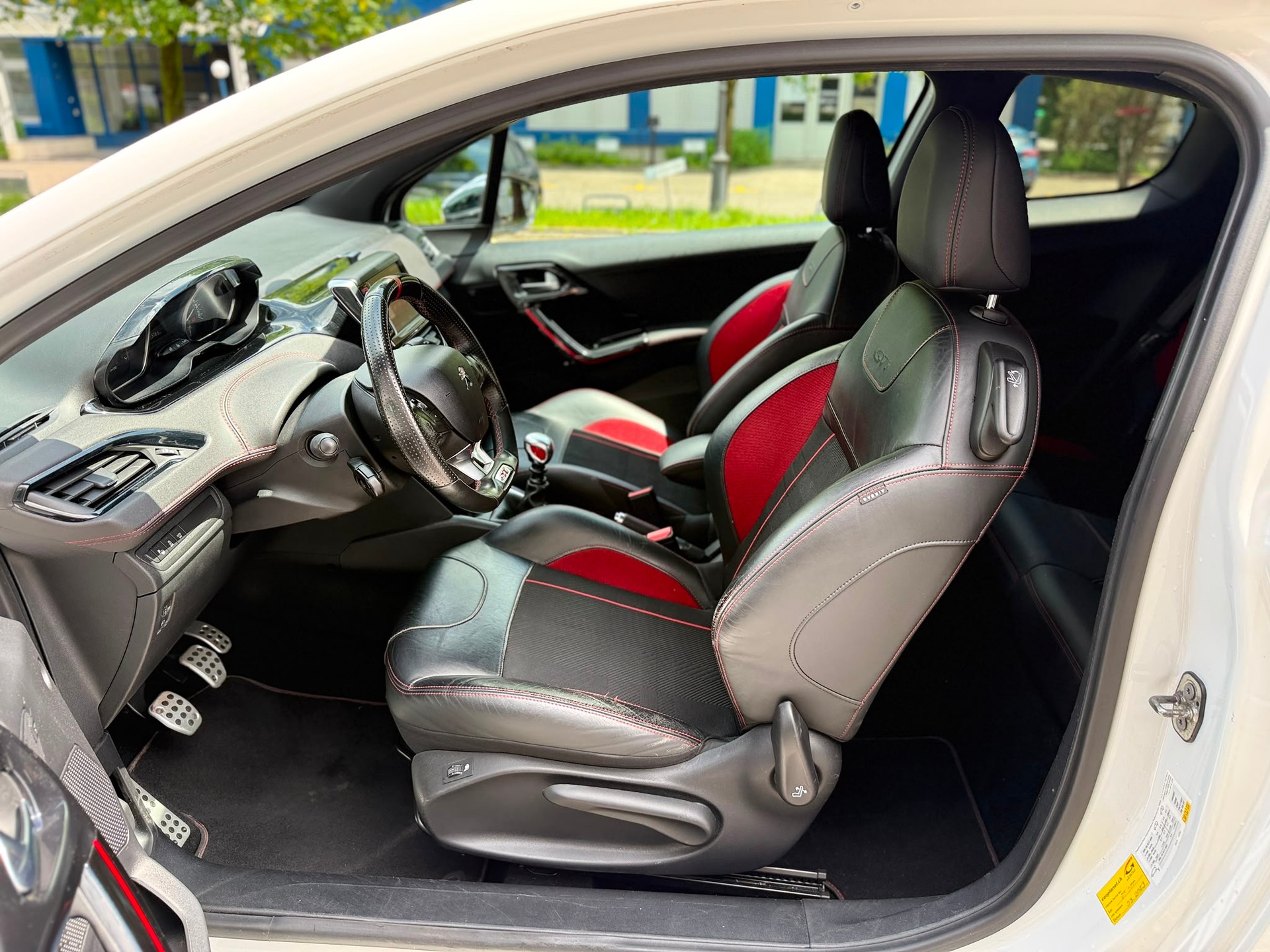 PEUGEOT 208 1.6 Turbo GTi-image-8
