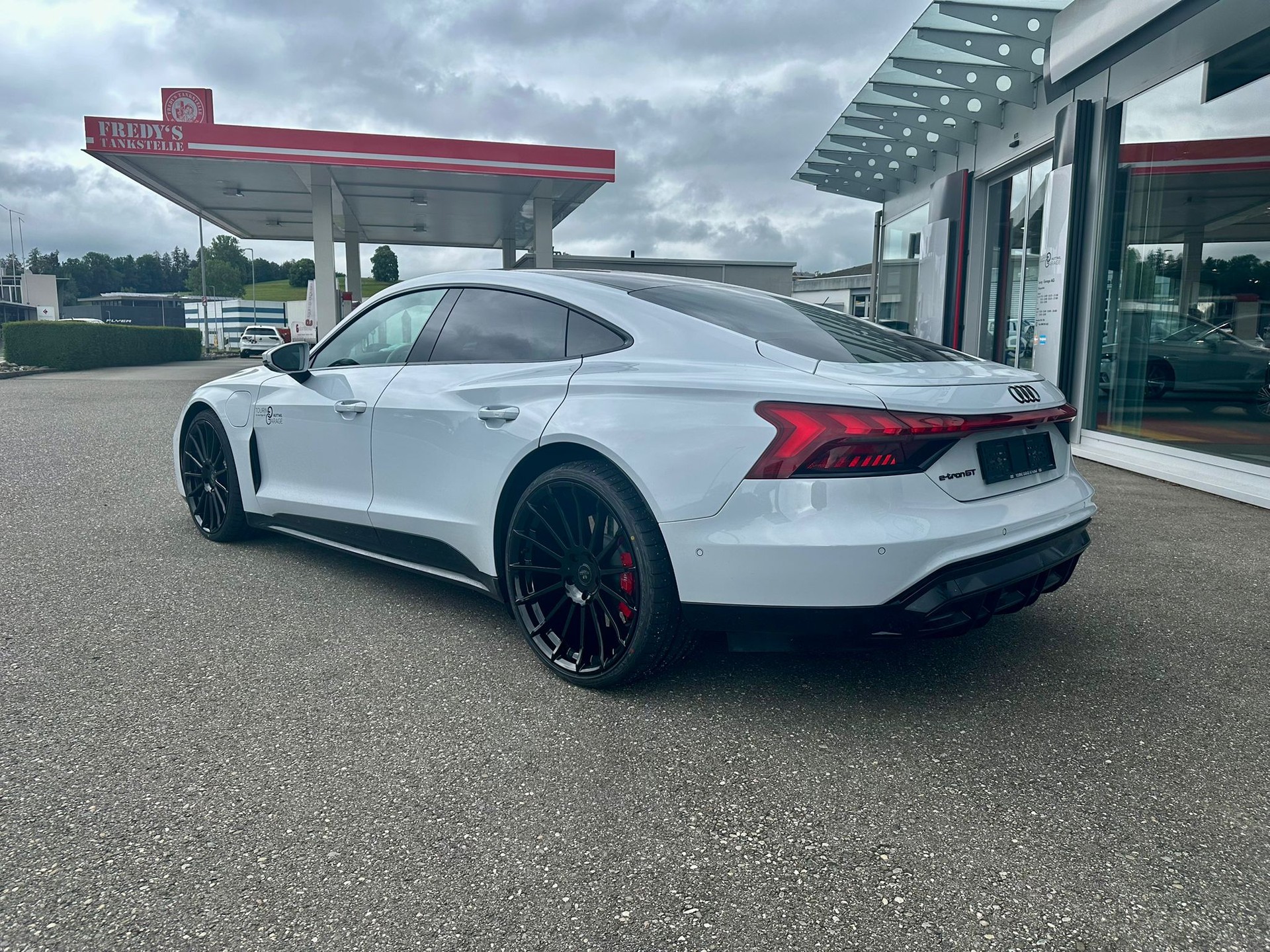 AUDI e-tron GT quattro-image-4