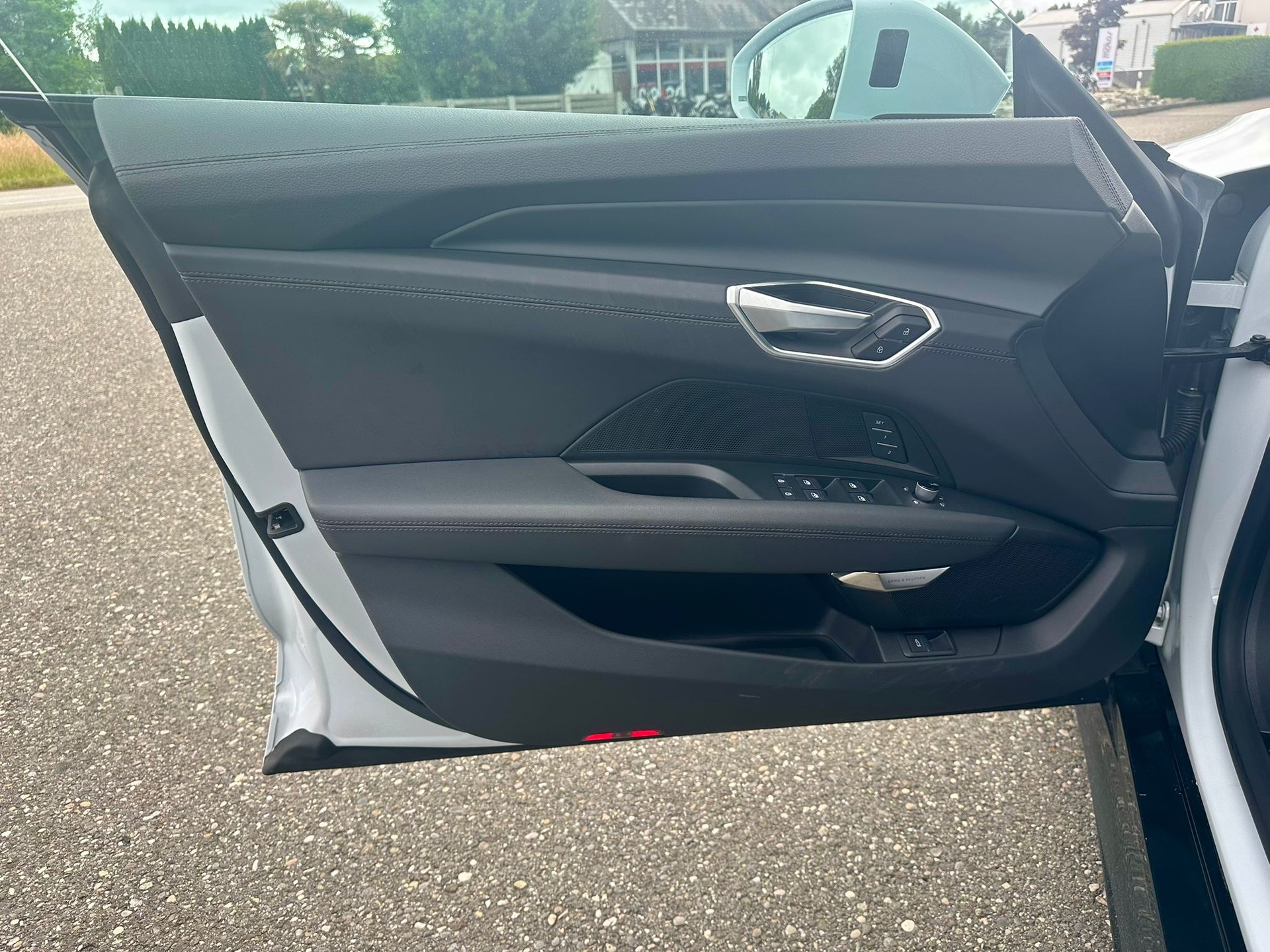 AUDI e-tron GT quattro-image-14