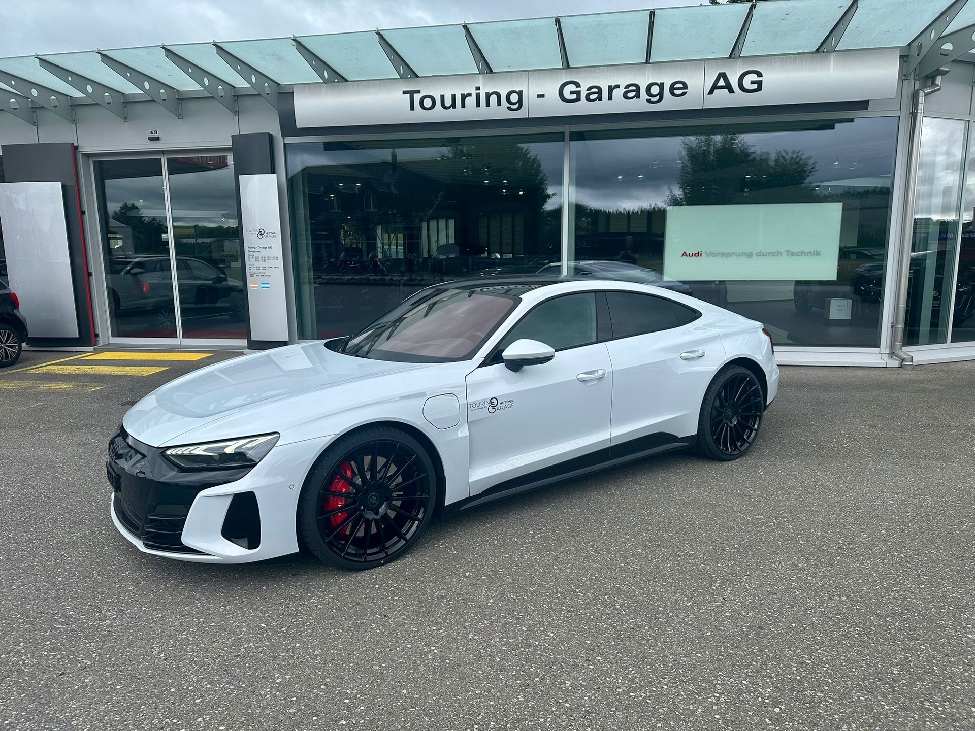 AUDI e-tron GT quattro-showroom-element-1