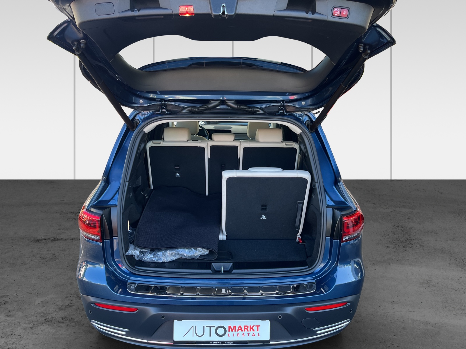 MERCEDES-BENZ EQB 300 4Matic-image-12