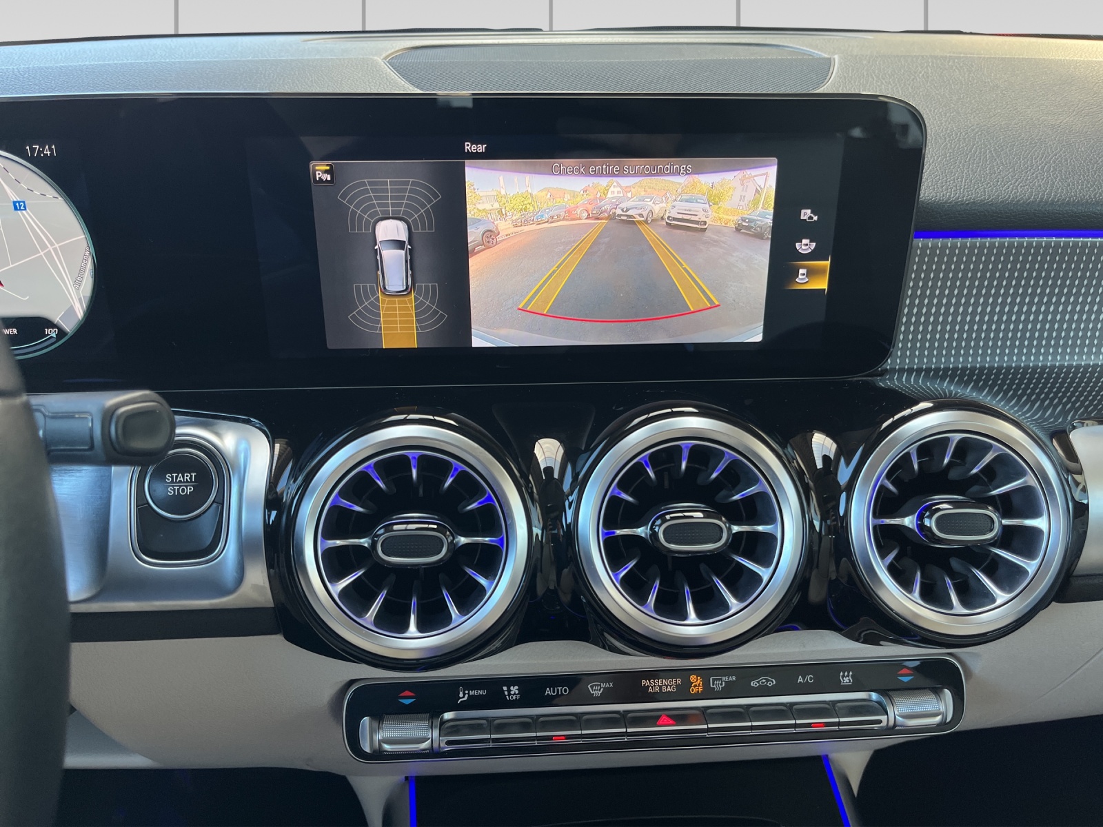 MERCEDES-BENZ EQB 300 4Matic-image-10
