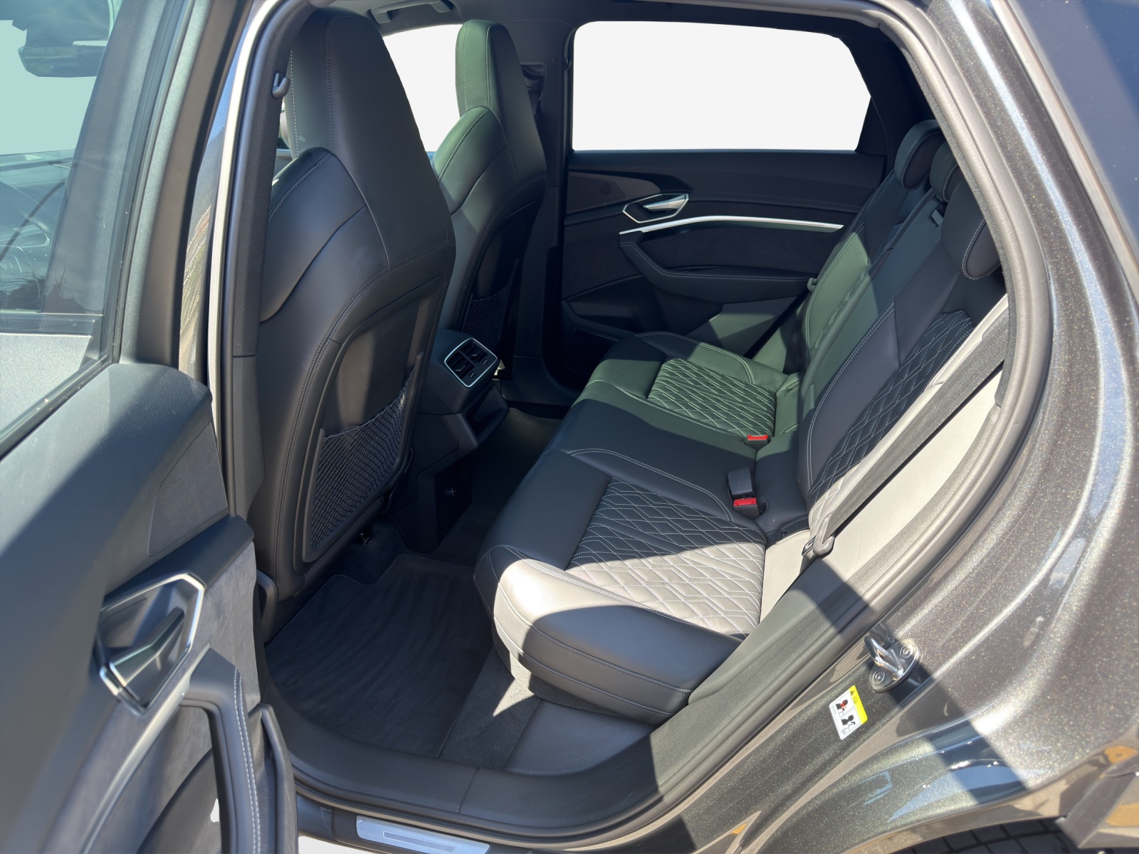 AUDI e-tron 55 S Line quattro-image-10