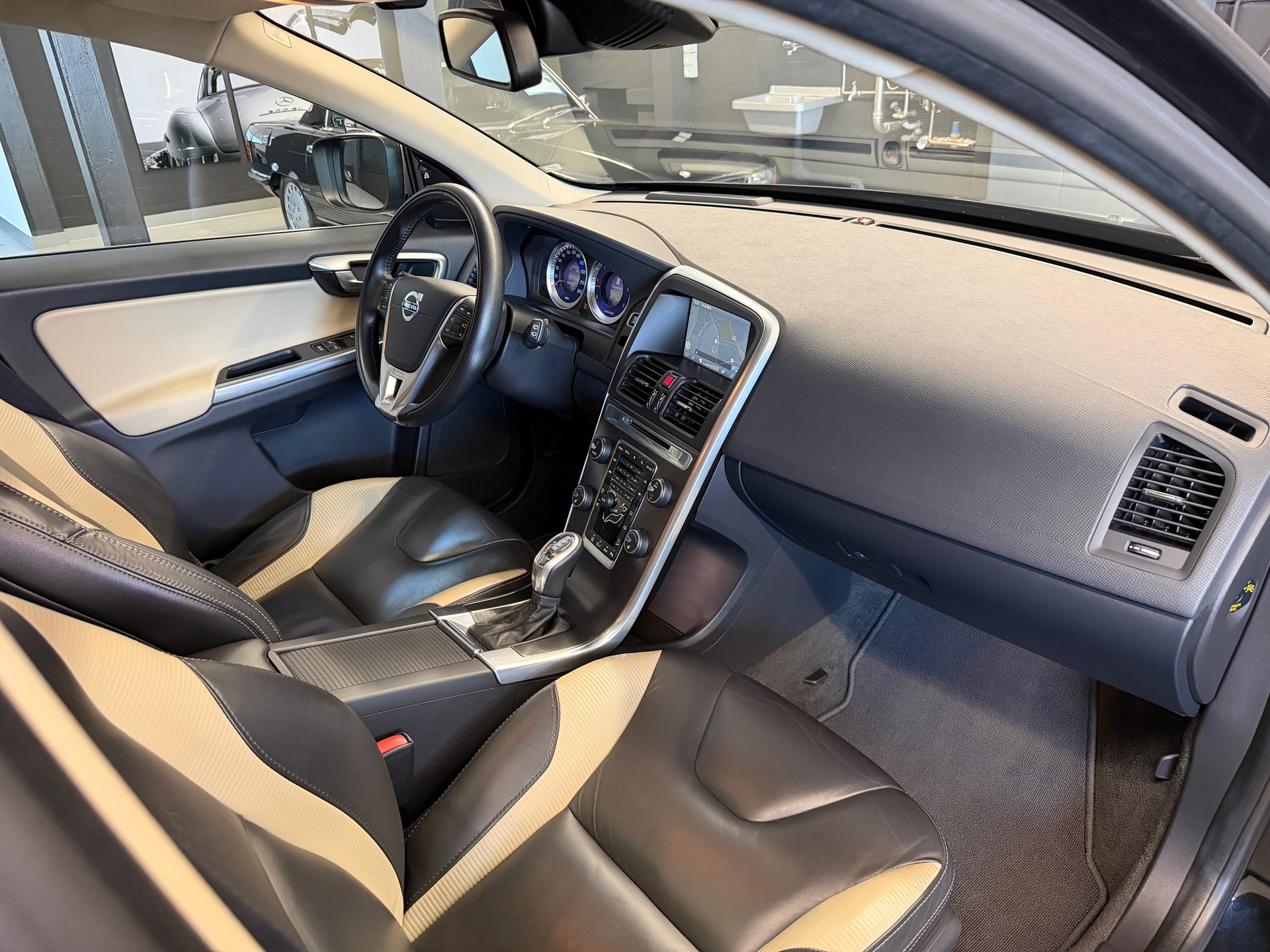 VOLVO XC60 D5 AWD R-Design 215 PS 4x4 Geartronic-image-12