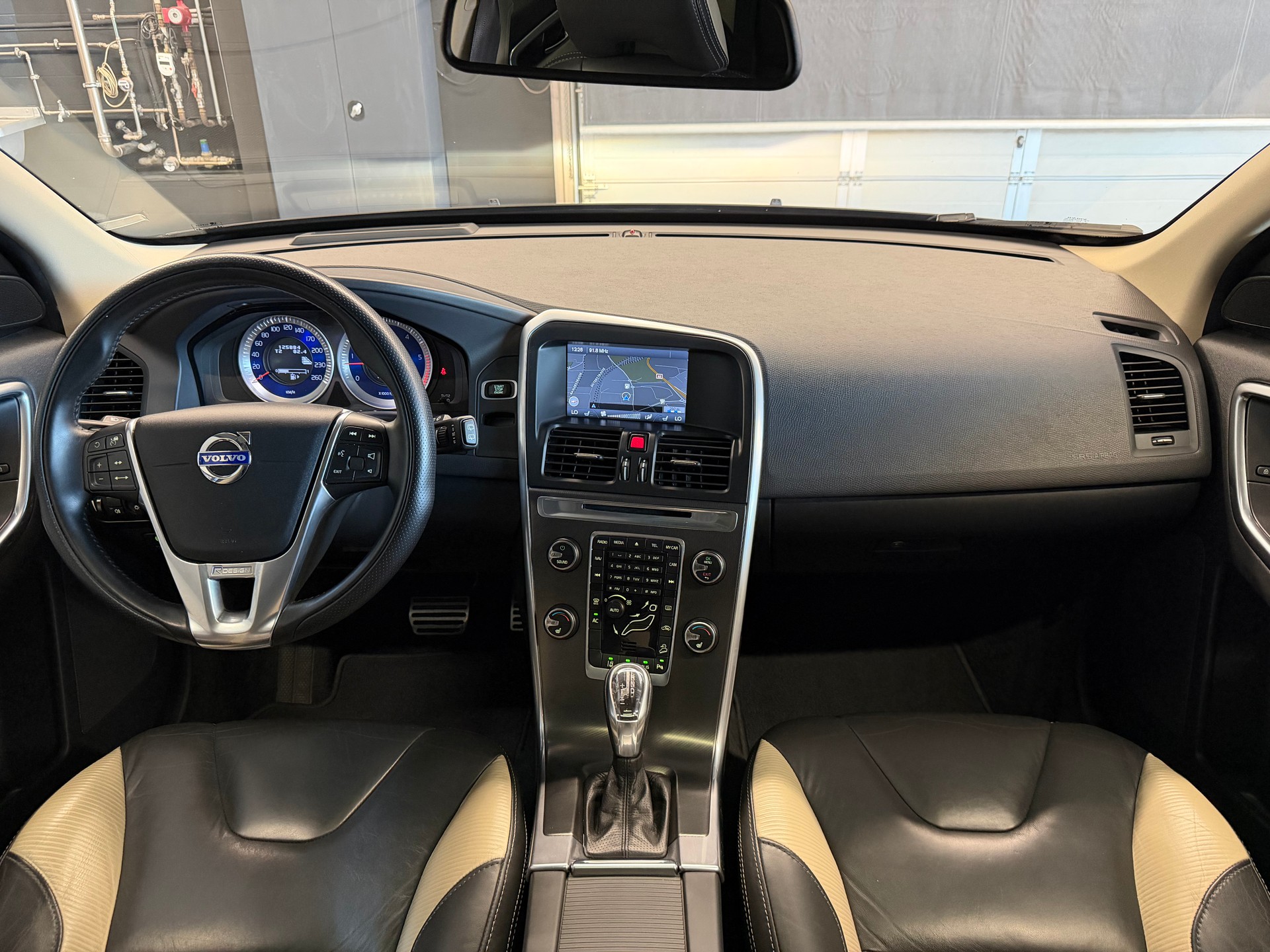VOLVO XC60 D5 AWD R-Design 215 PS 4x4 Geartronic-image-15