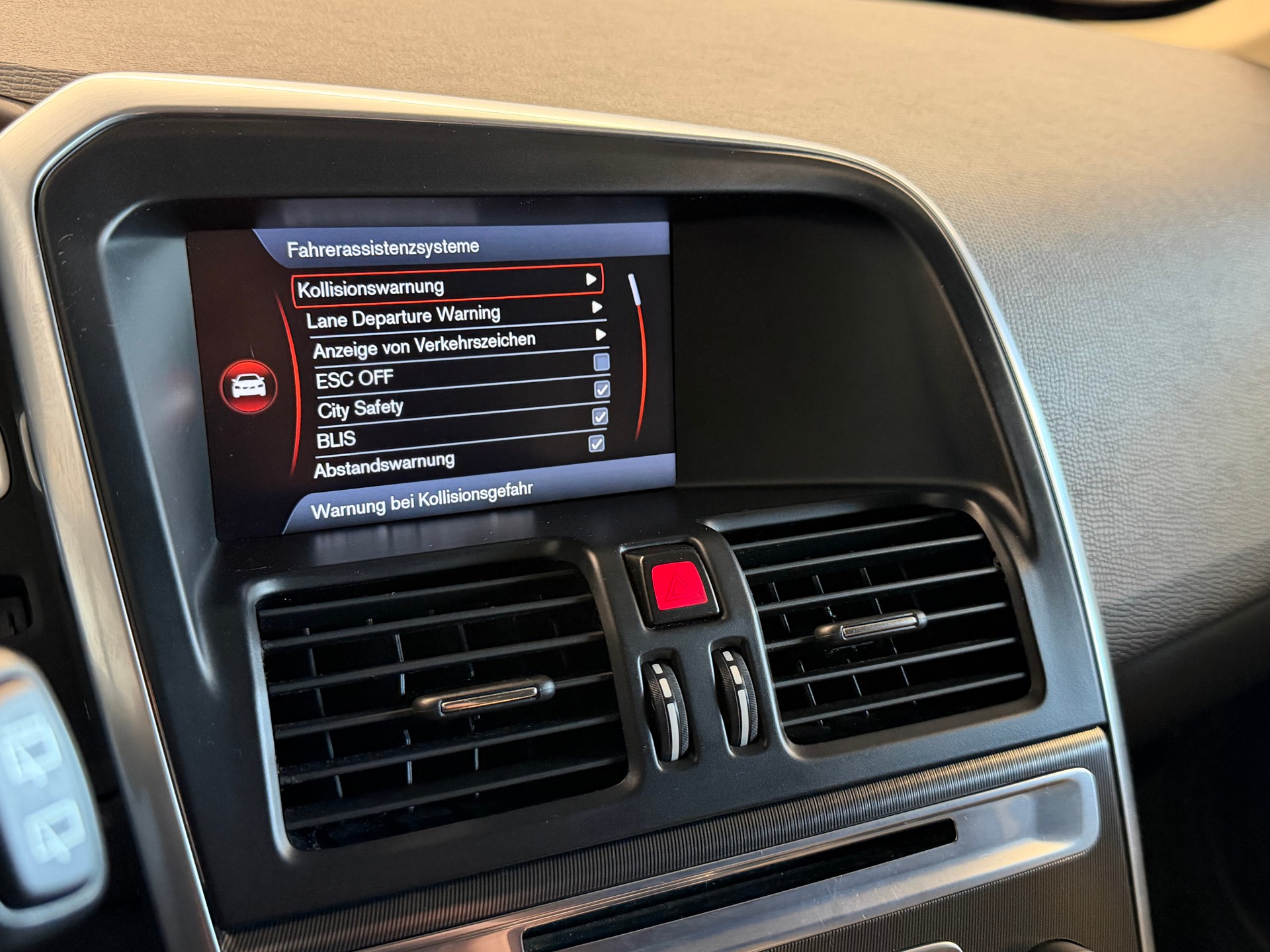 VOLVO XC60 D5 AWD R-Design 215 PS 4x4 Geartronic-image-19