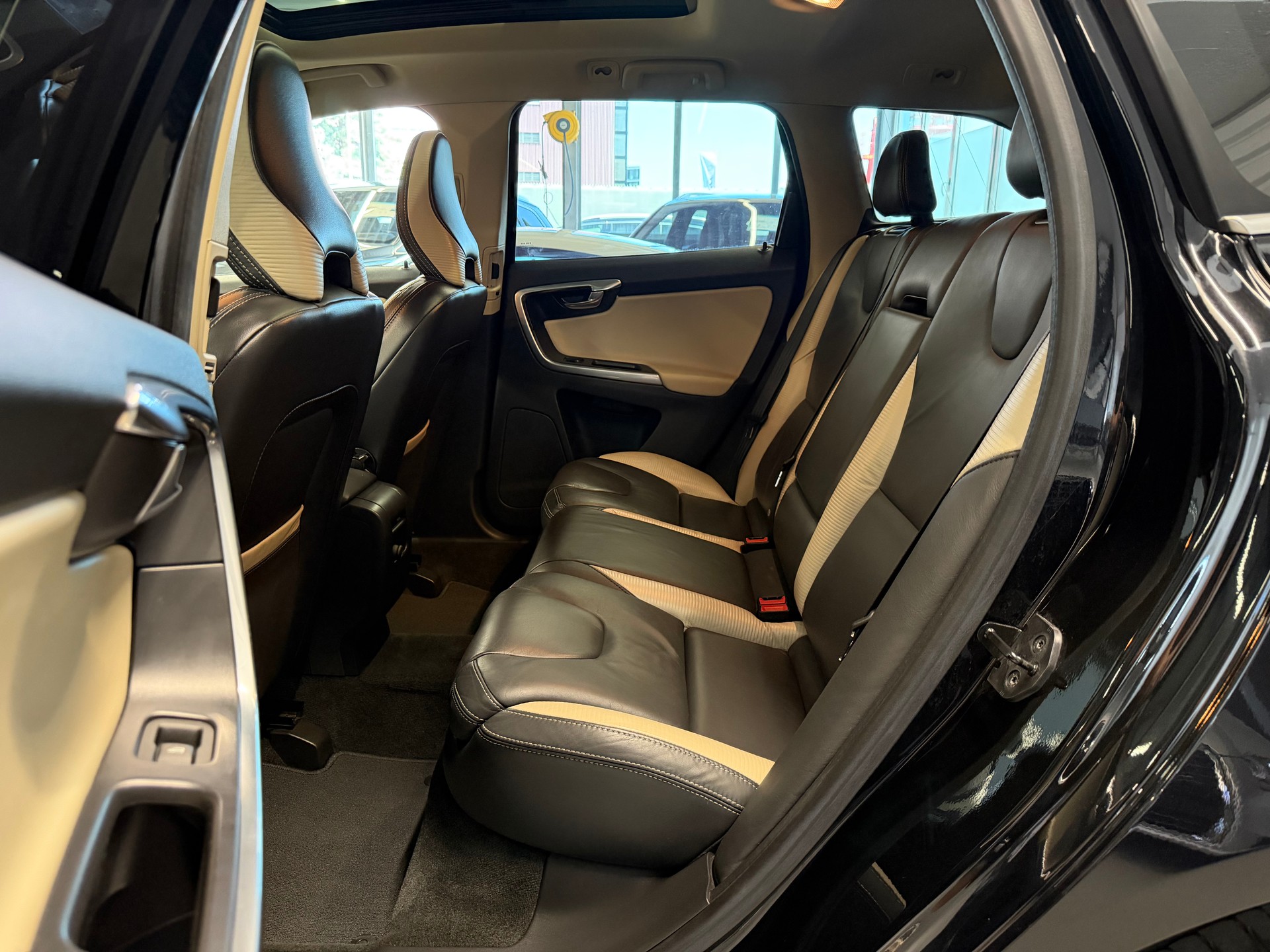 VOLVO XC60 D5 AWD R-Design 215 PS 4x4 Geartronic-image-21