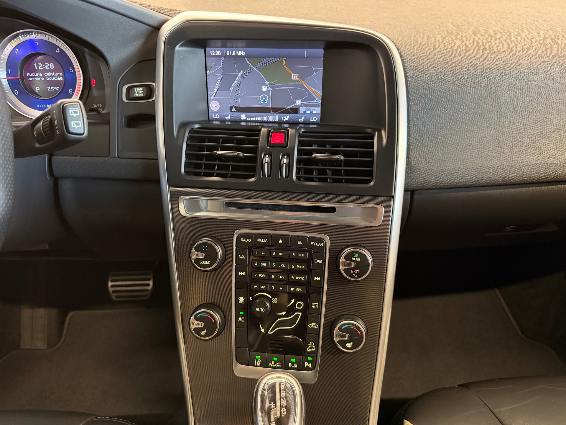 VOLVO XC60 D5 AWD R-Design 215 PS 4x4 Geartronic-image-16