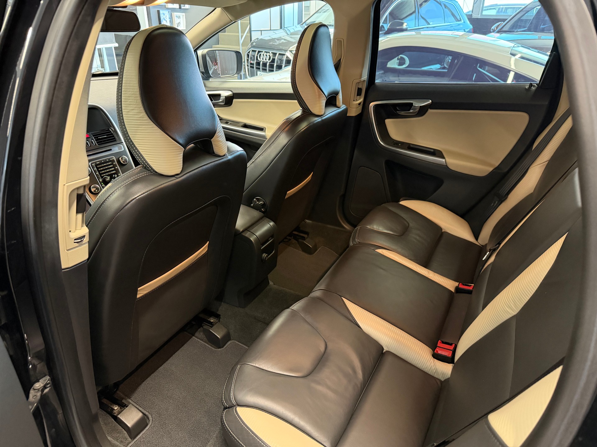VOLVO XC60 D5 AWD R-Design 215 PS 4x4 Geartronic-image-22