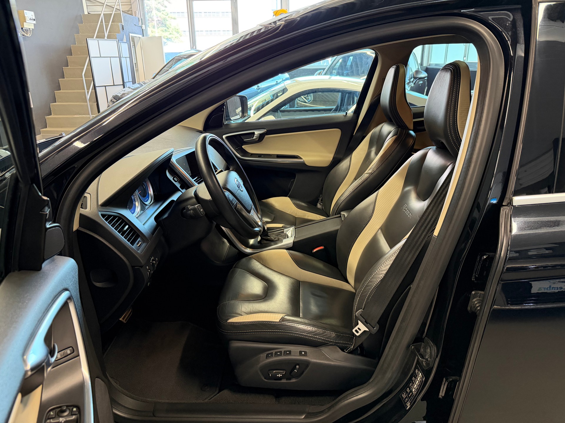VOLVO XC60 D5 AWD R-Design 215 PS 4x4 Geartronic-image-8