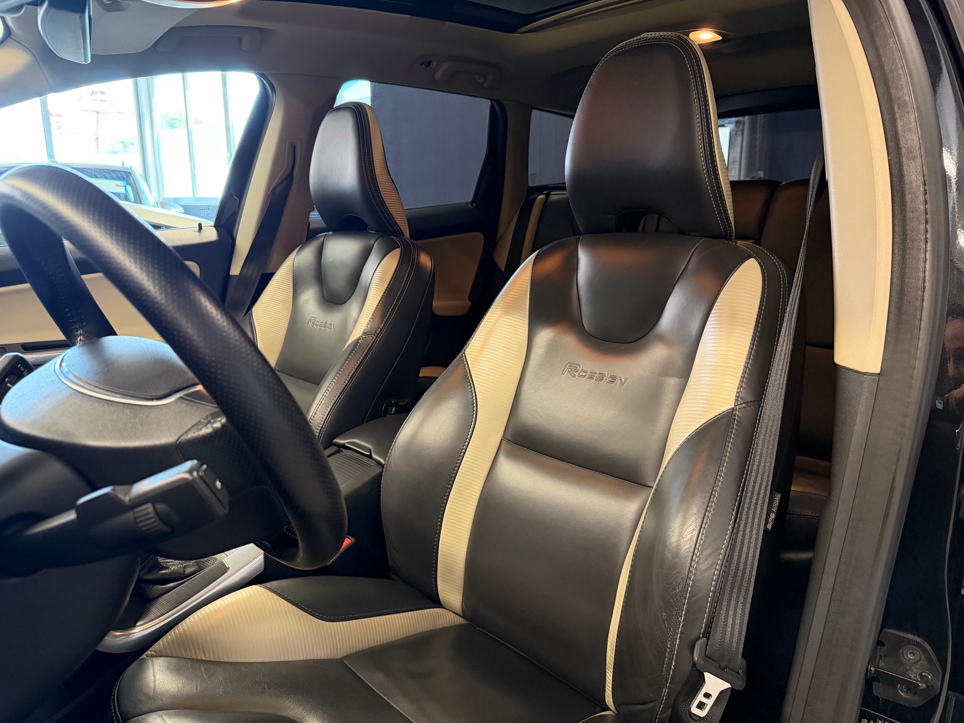 VOLVO XC60 D5 AWD R-Design 215 PS 4x4 Geartronic-image-10