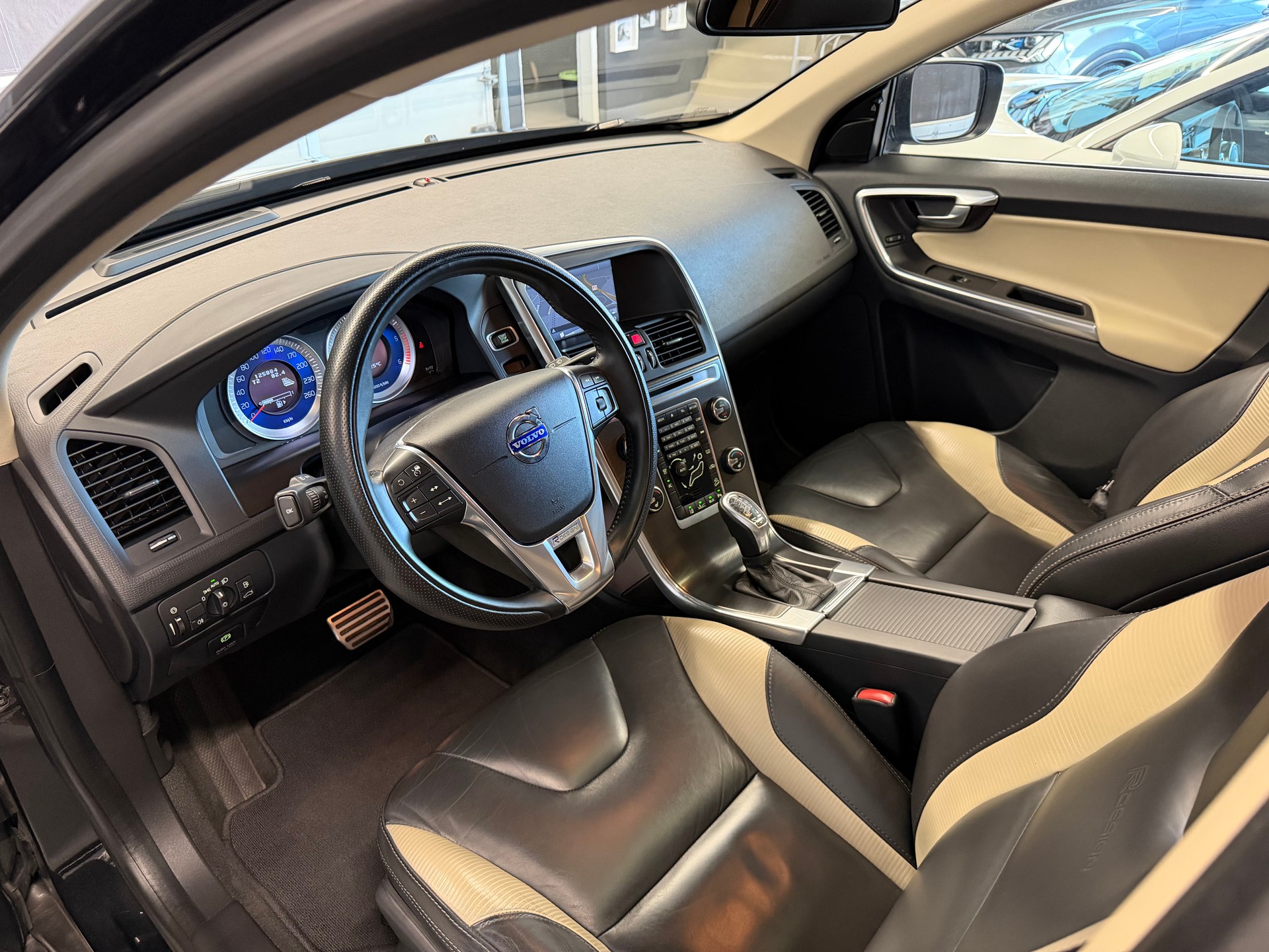 VOLVO XC60 D5 AWD R-Design 215 PS 4x4 Geartronic-image-9