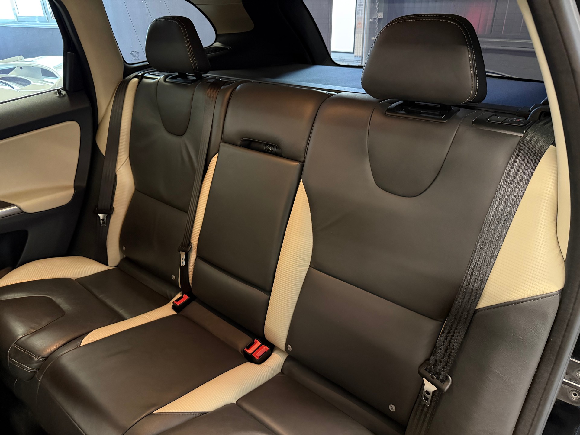 VOLVO XC60 D5 AWD R-Design 215 PS 4x4 Geartronic-image-23