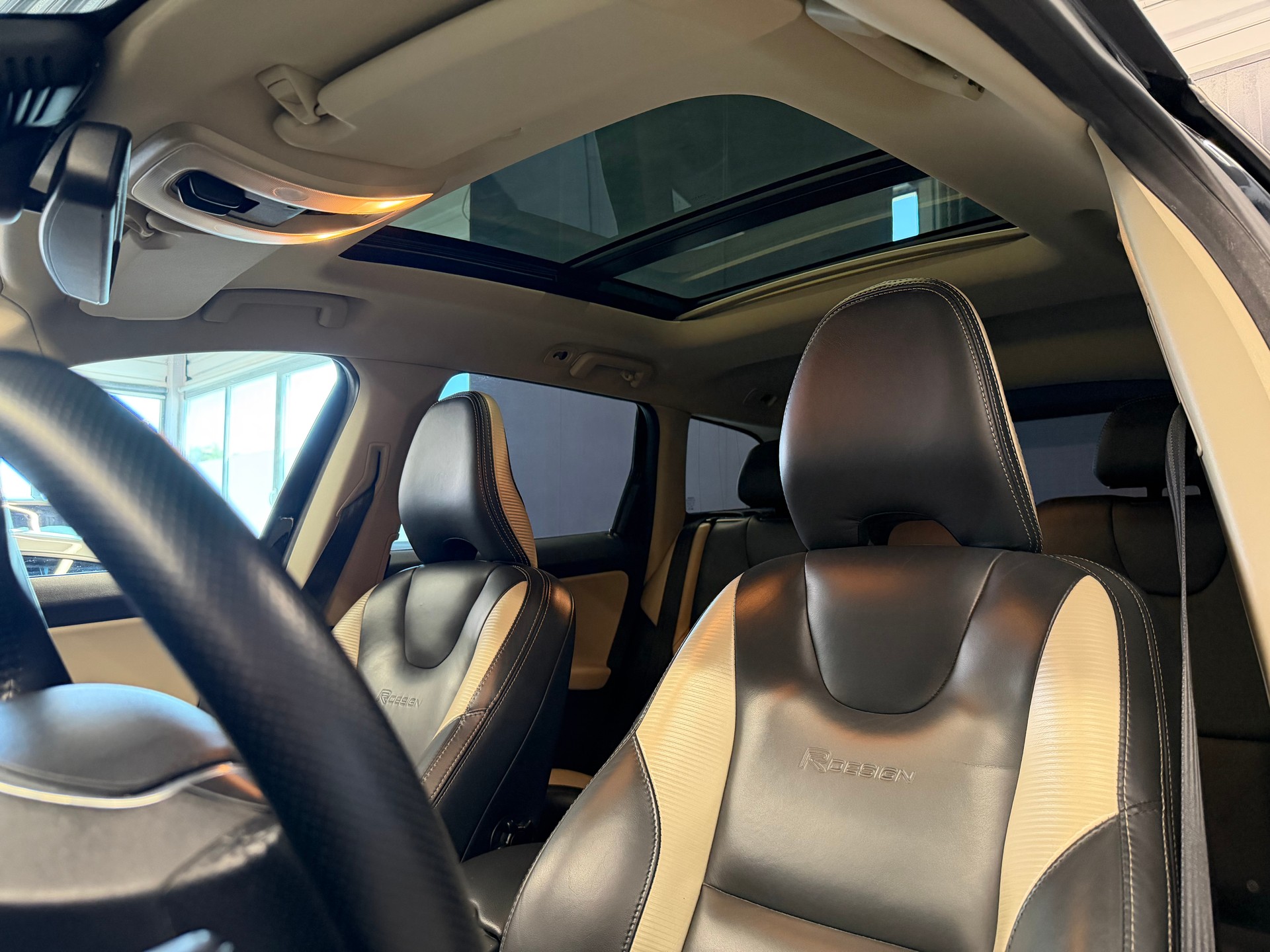 VOLVO XC60 D5 AWD R-Design 215 PS 4x4 Geartronic-image-11