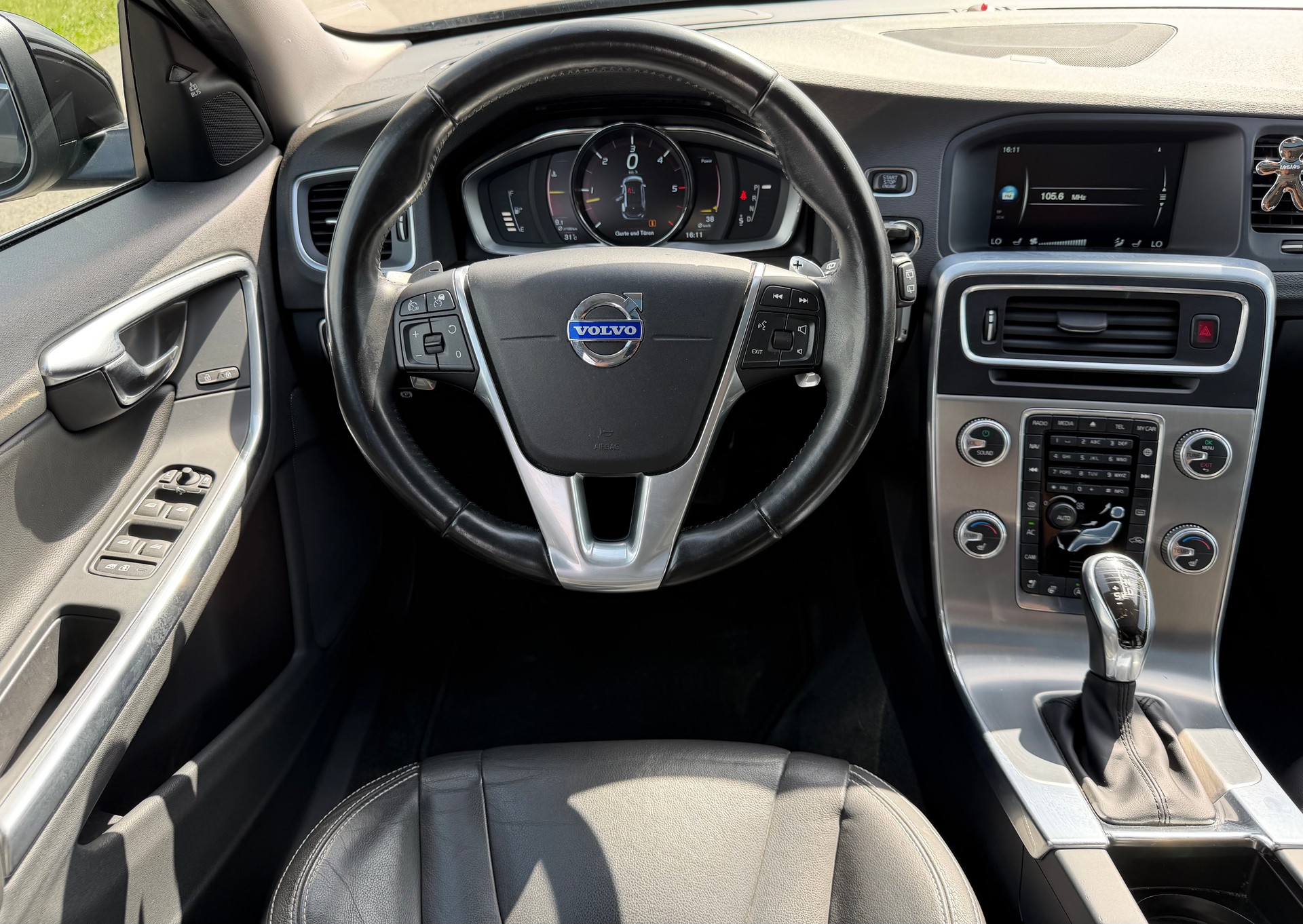 VOLVO V60 D4 AWD Summum Geartronic-image-13
