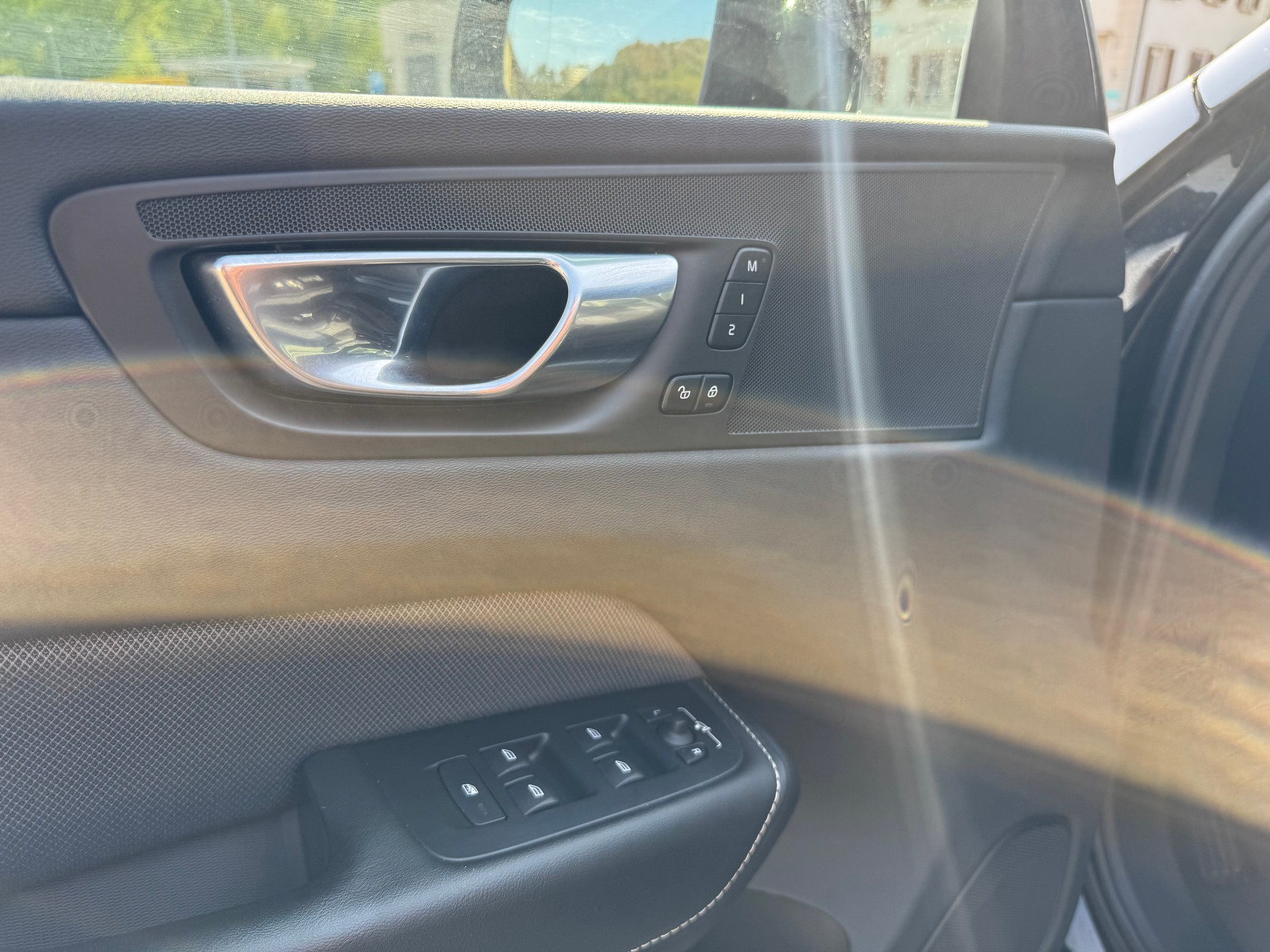 VOLVO XC60 B4 Diesel Mild Hybrid AWD R-Design Geartronic-image-23