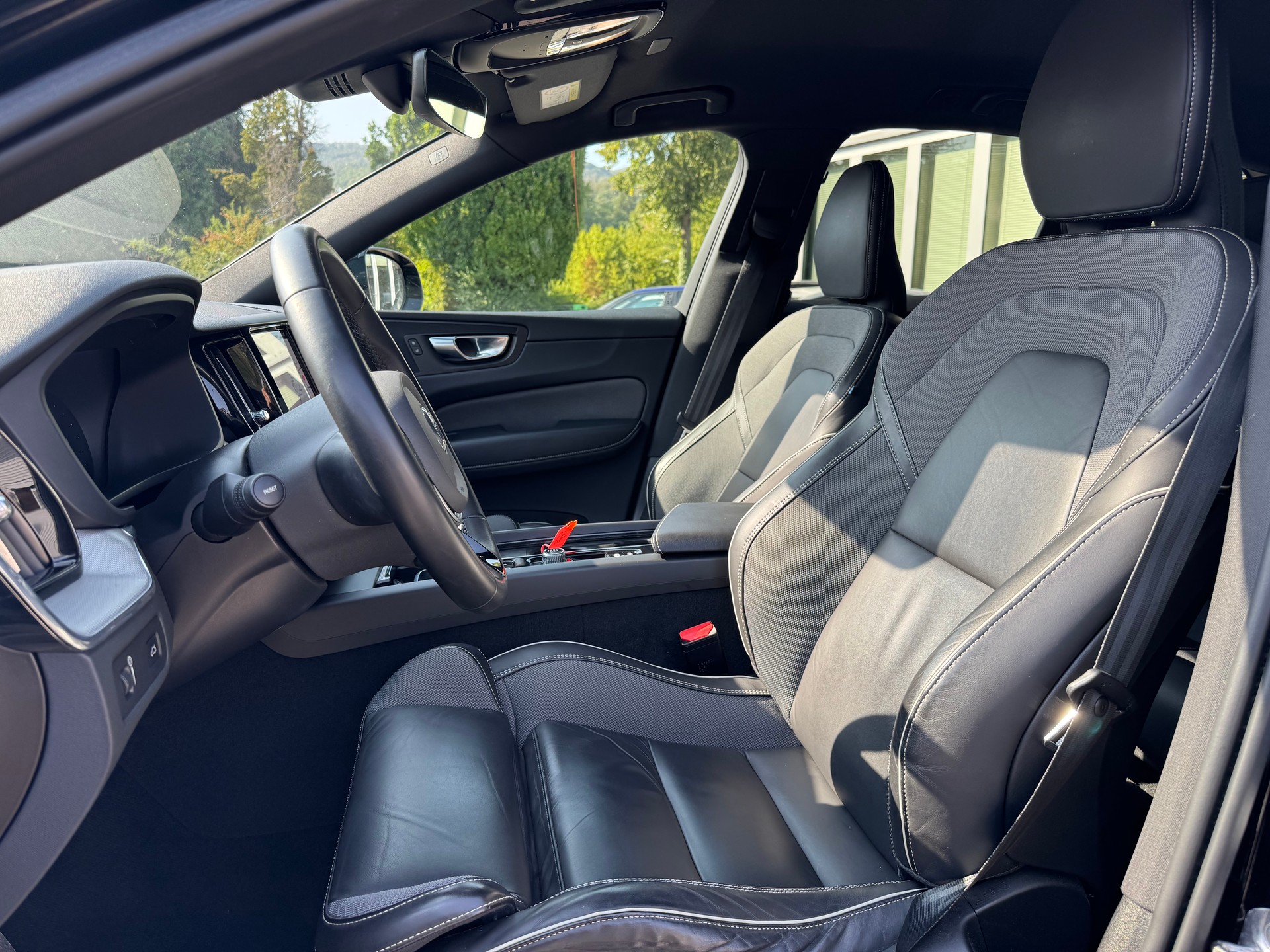 VOLVO XC60 B4 Diesel Mild Hybrid AWD R-Design Geartronic-image-16