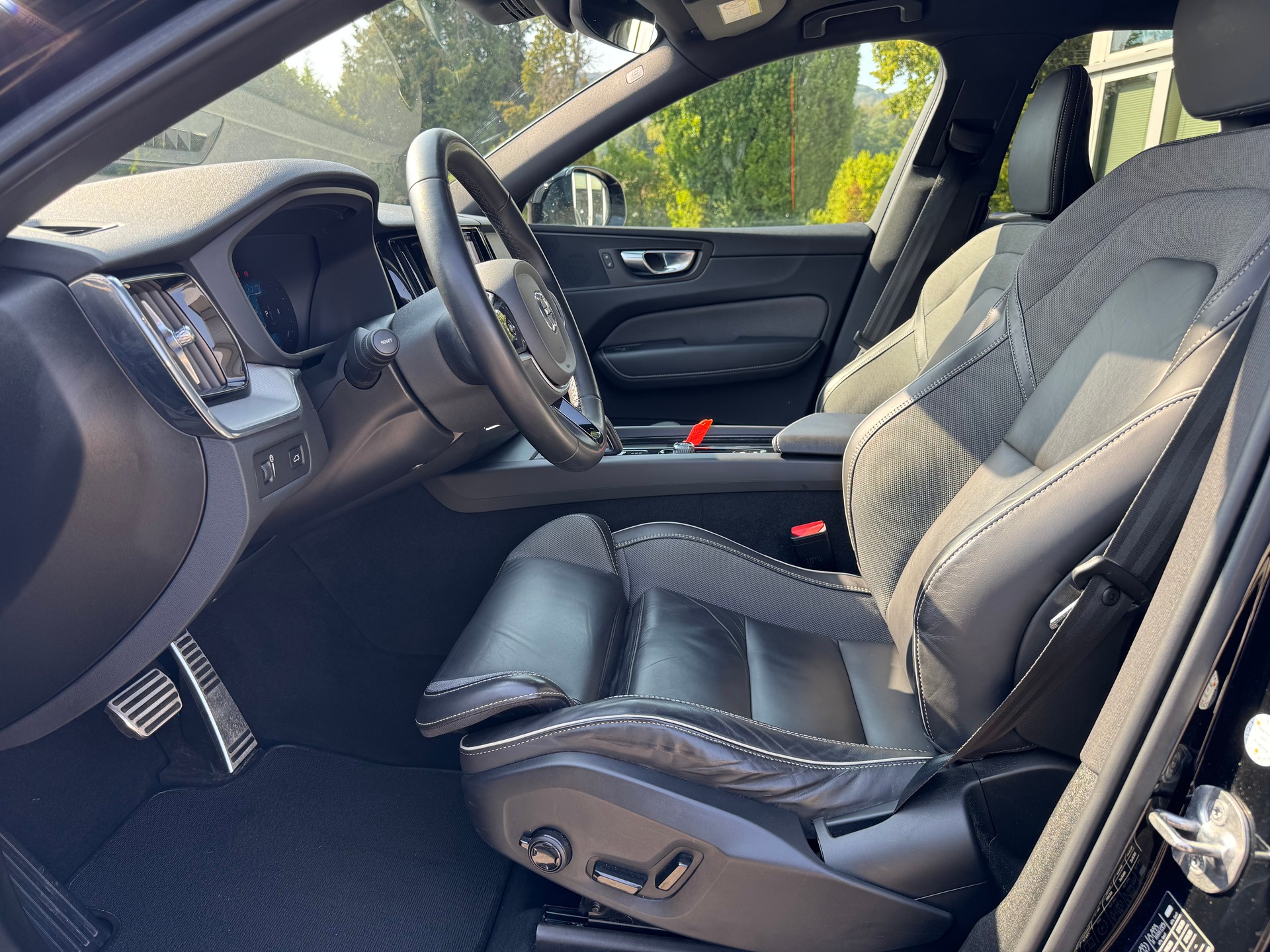 VOLVO XC60 B4 Diesel Mild Hybrid AWD R-Design Geartronic-image-17
