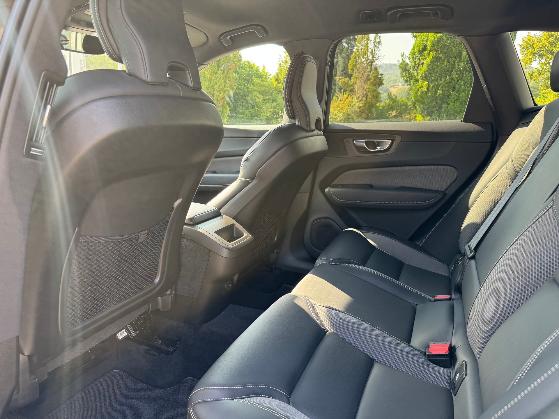VOLVO XC60 B4 Diesel Mild Hybrid AWD R-Design Geartronic-image-18