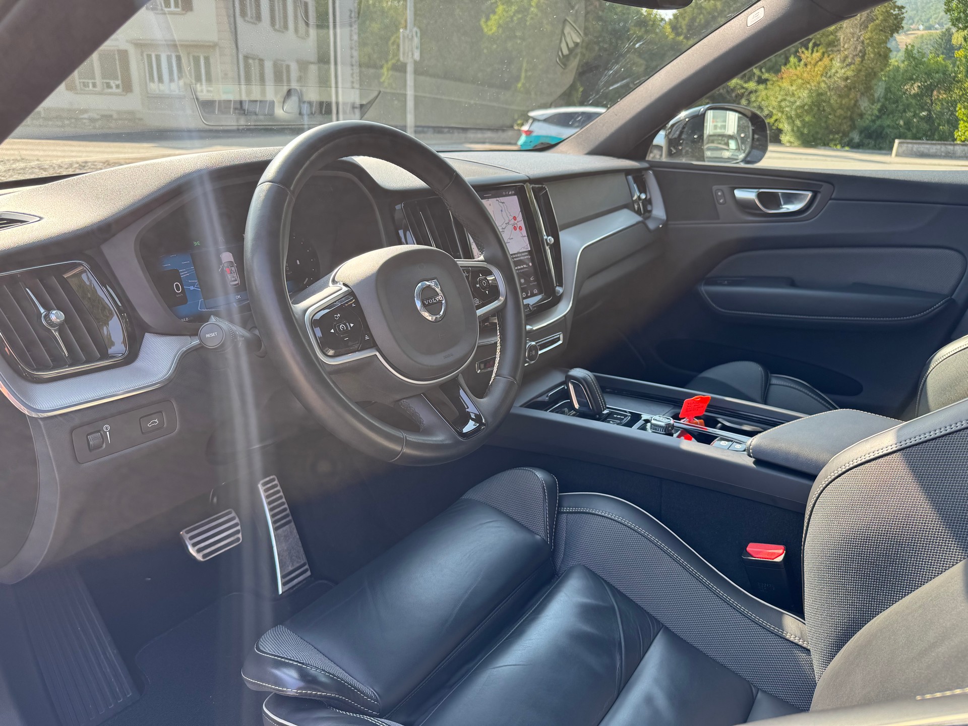 VOLVO XC60 B4 Diesel Mild Hybrid AWD R-Design Geartronic-image-15