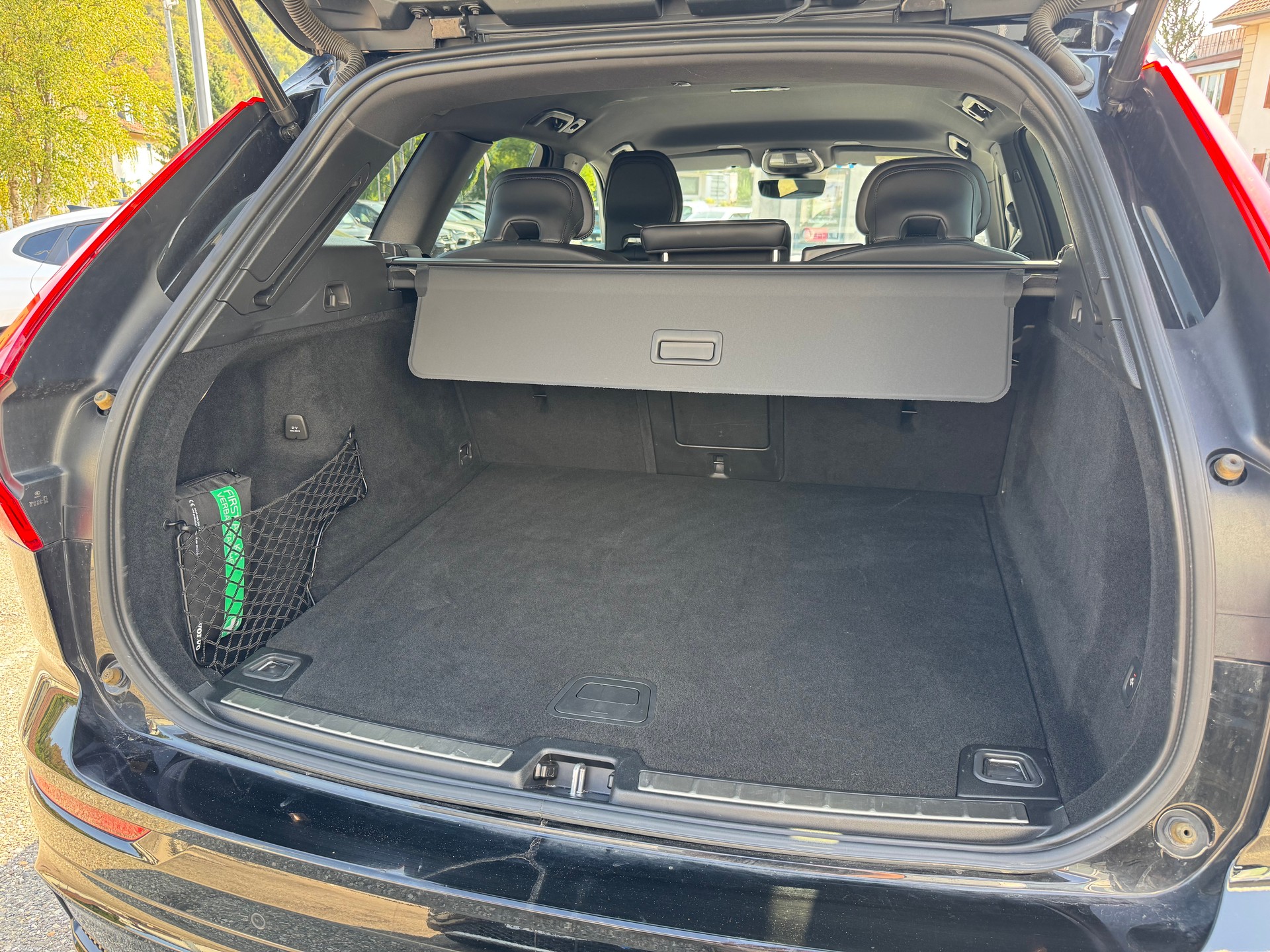 VOLVO XC60 B4 Diesel Mild Hybrid AWD R-Design Geartronic-image-24