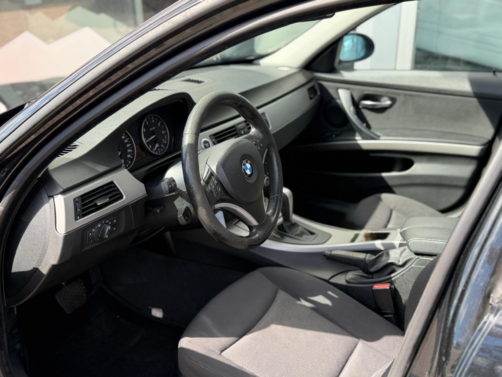 BMW 320i-image-7