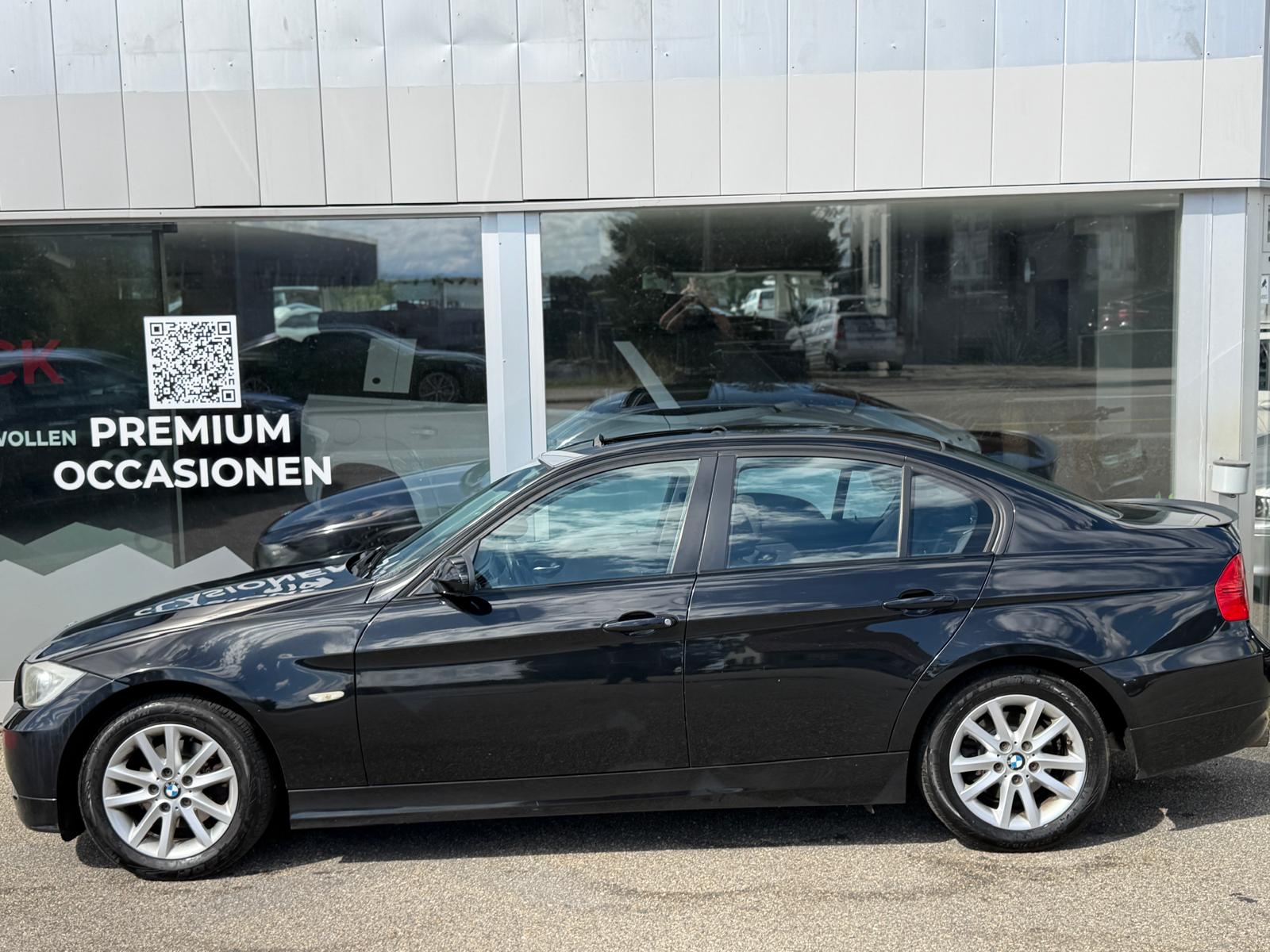 BMW 320i-image-2