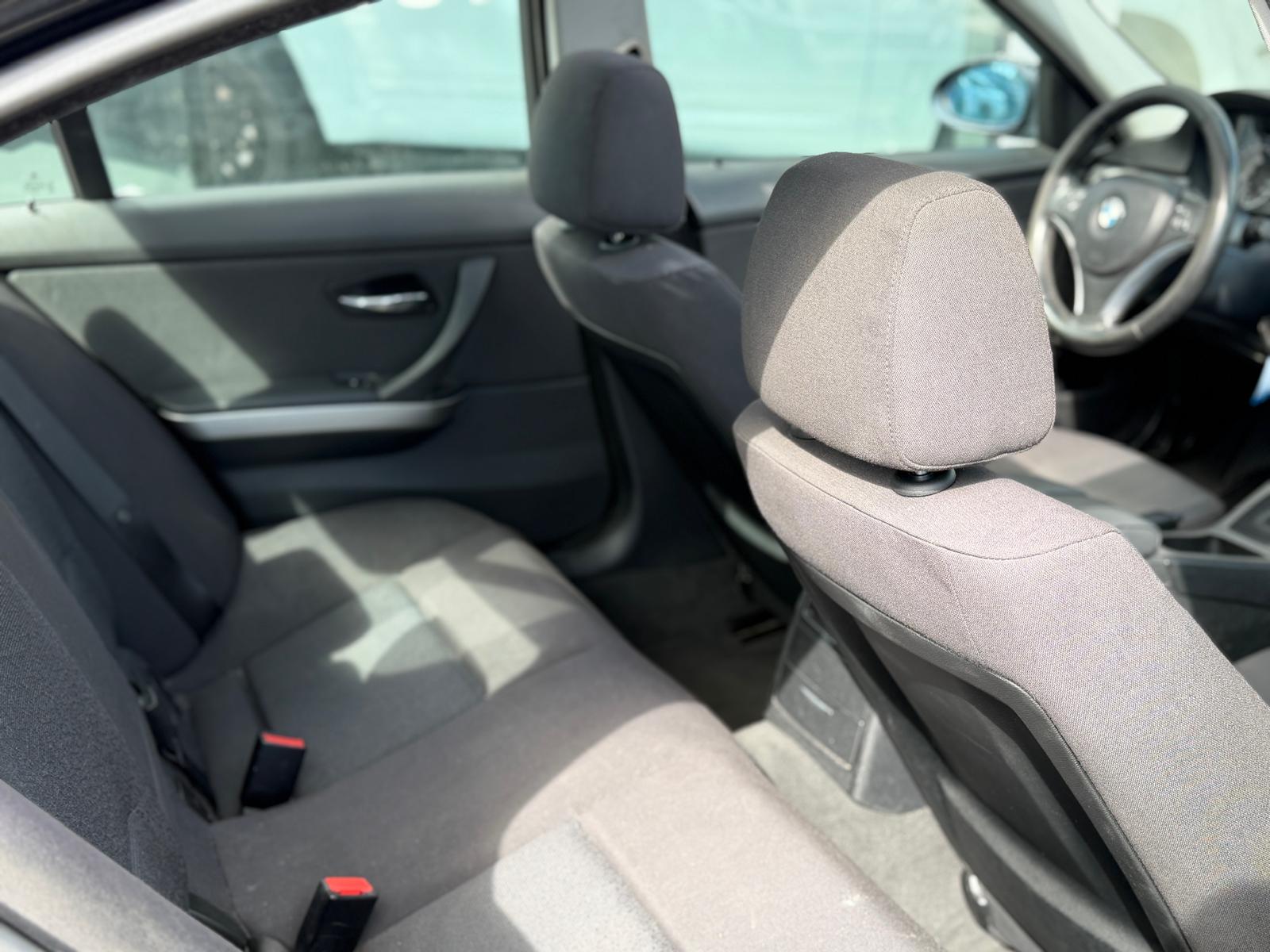 BMW 320i-image-14