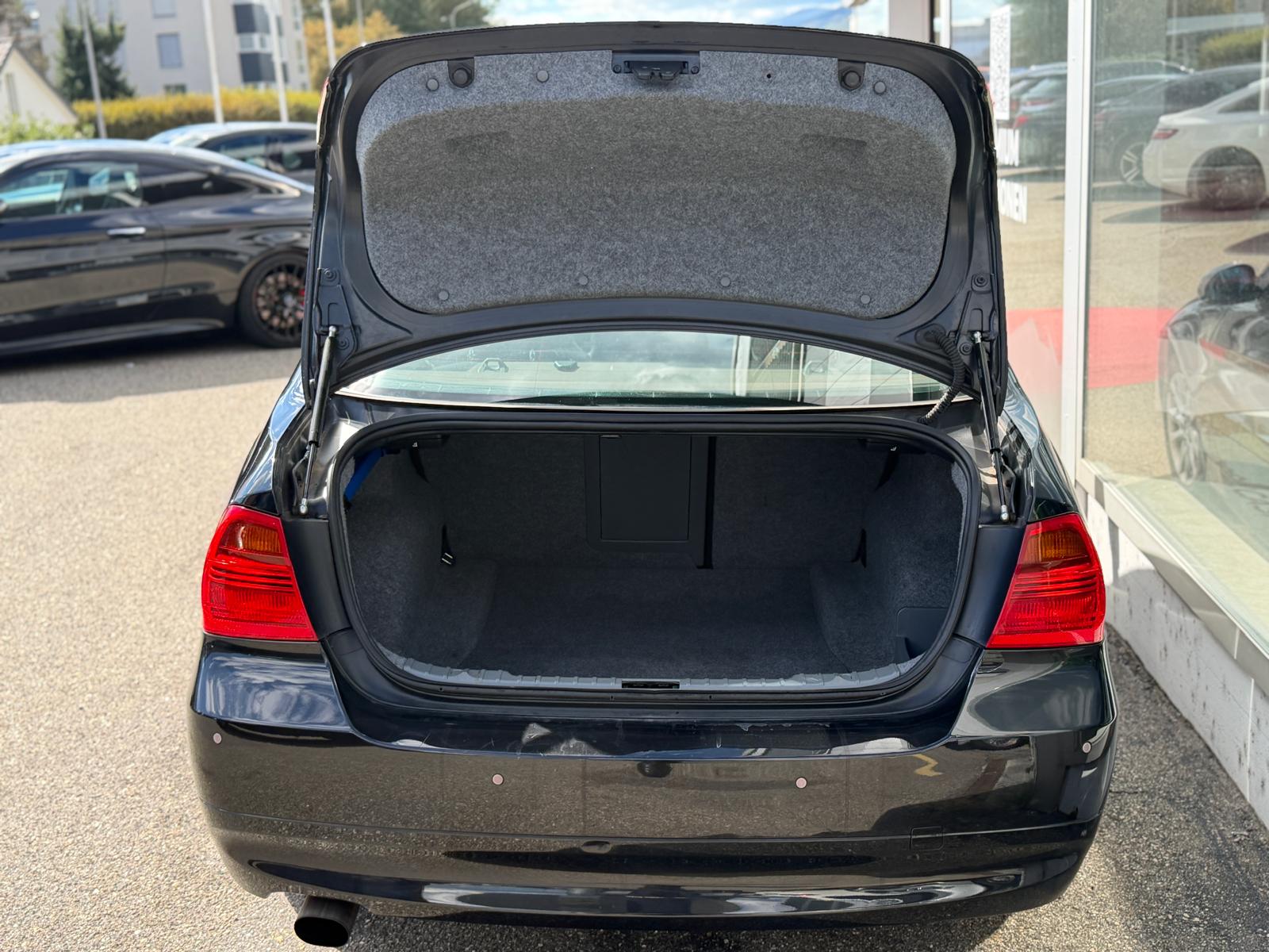 BMW 320i-image-5