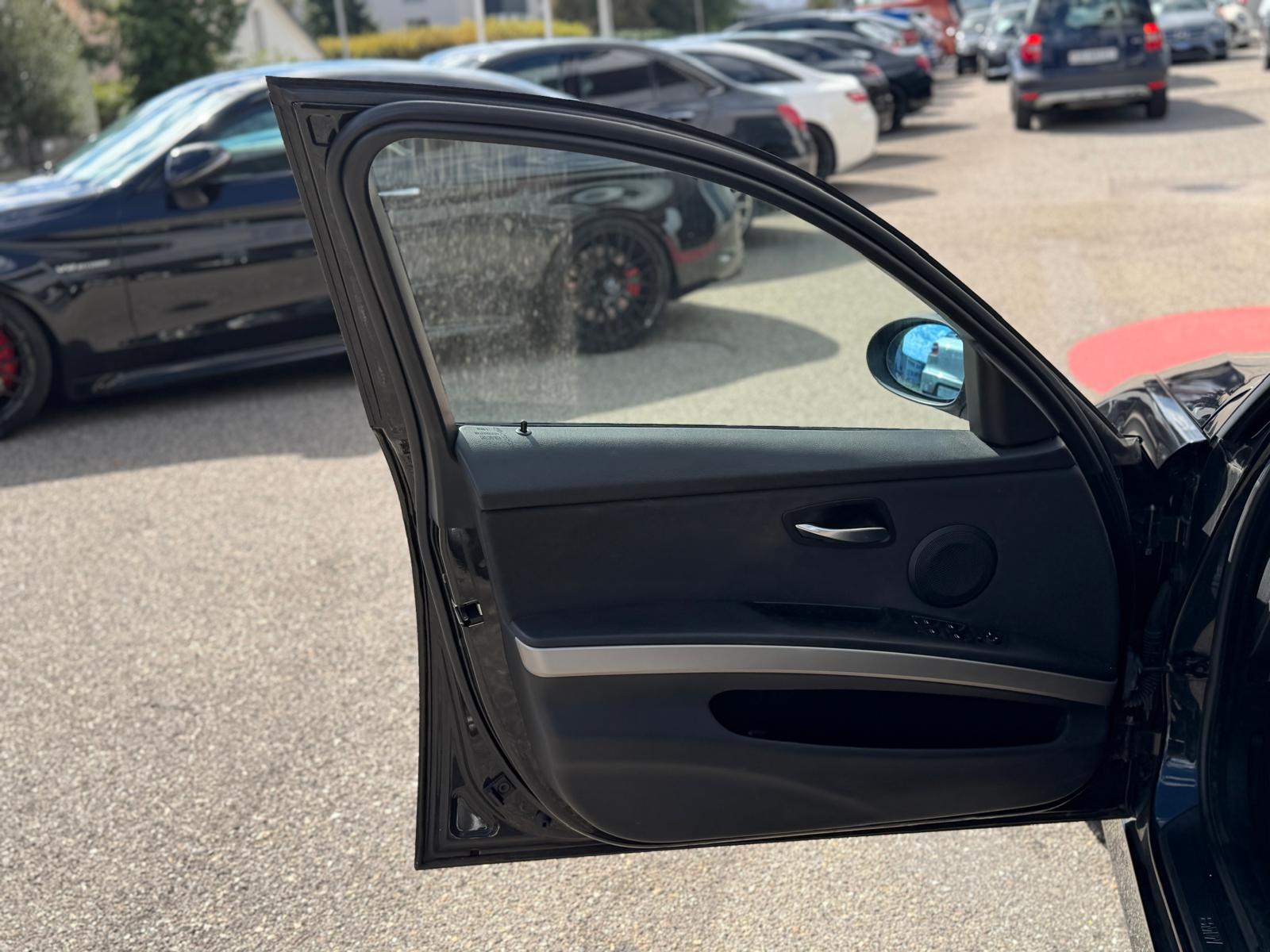 BMW 320i-image-6