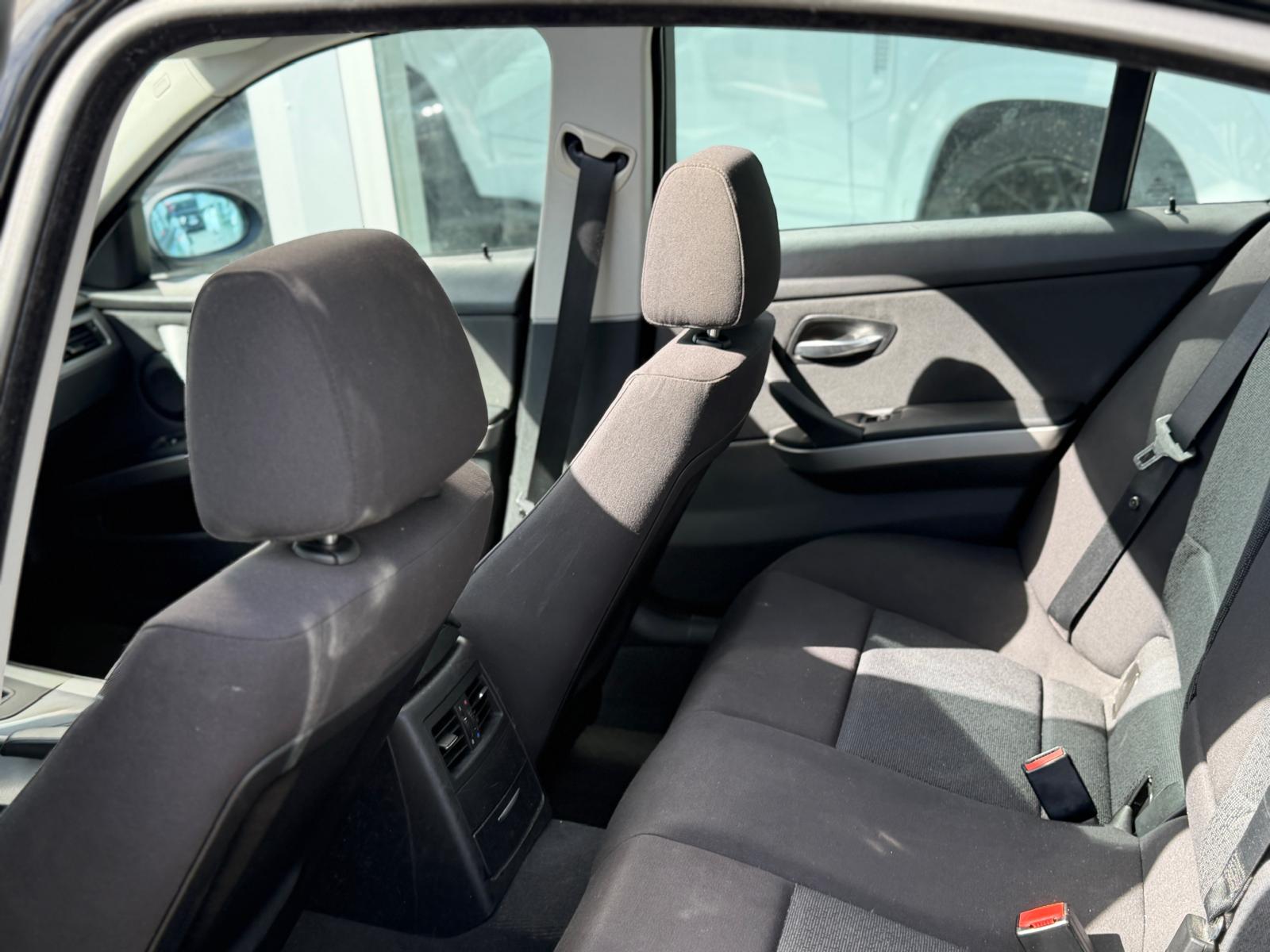 BMW 320i-image-12
